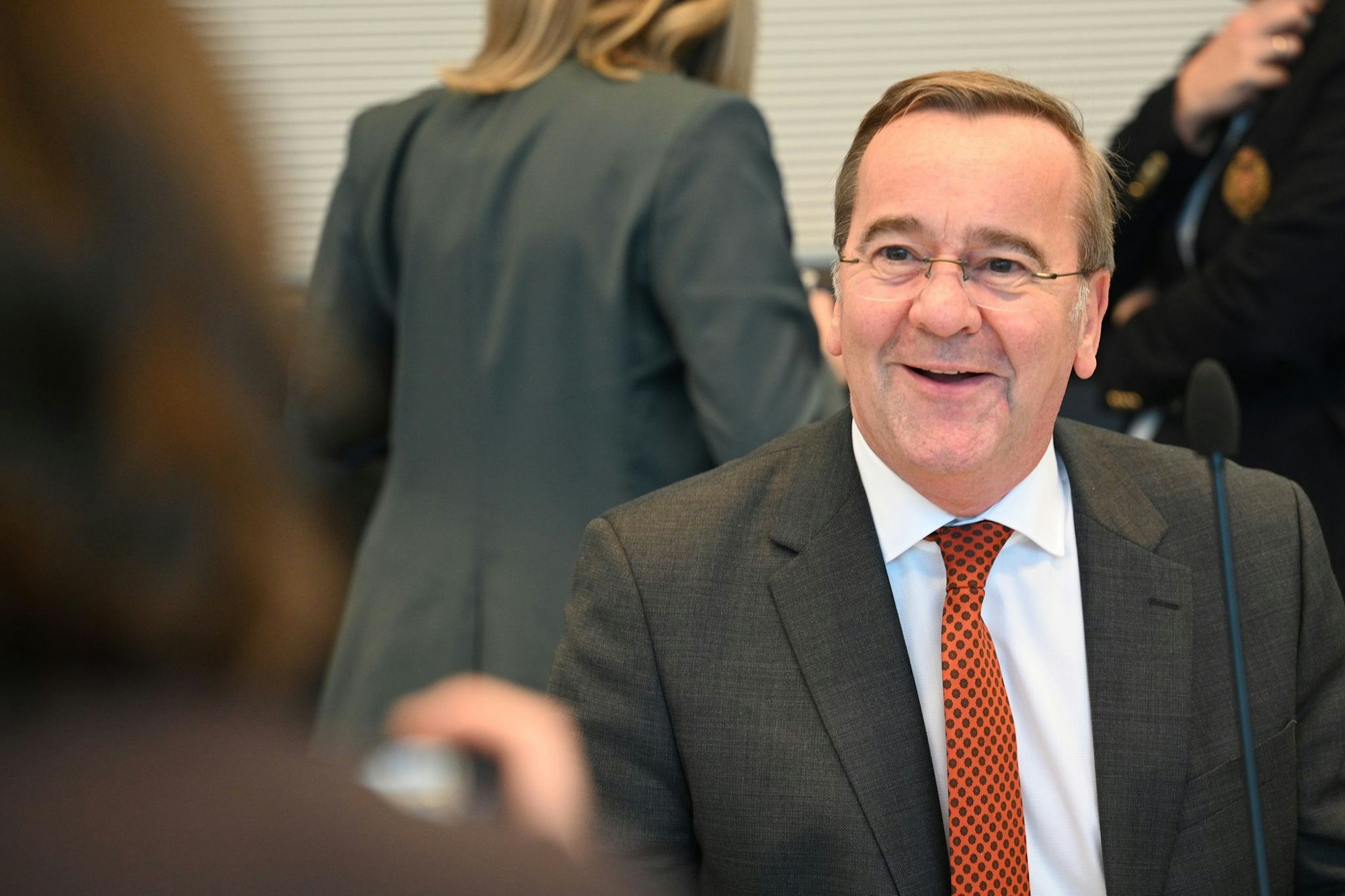Der fröhliche Eindruck täuscht: In der SPD-Fraktionssitzung gab es von Verteidigungsminister Boris Pistorius sehr kritische Töne zum Wehrdienstvorschlag der Union.