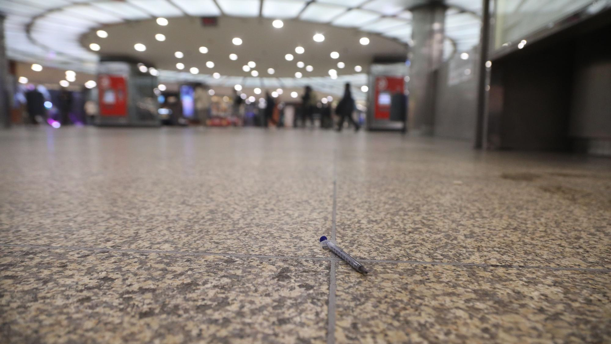 13.03.2025, Köln: Die Drogenszene am Neumarkt. Eine benutze Spritze in der Hugo Passage. Foto: Arton Krasniqi