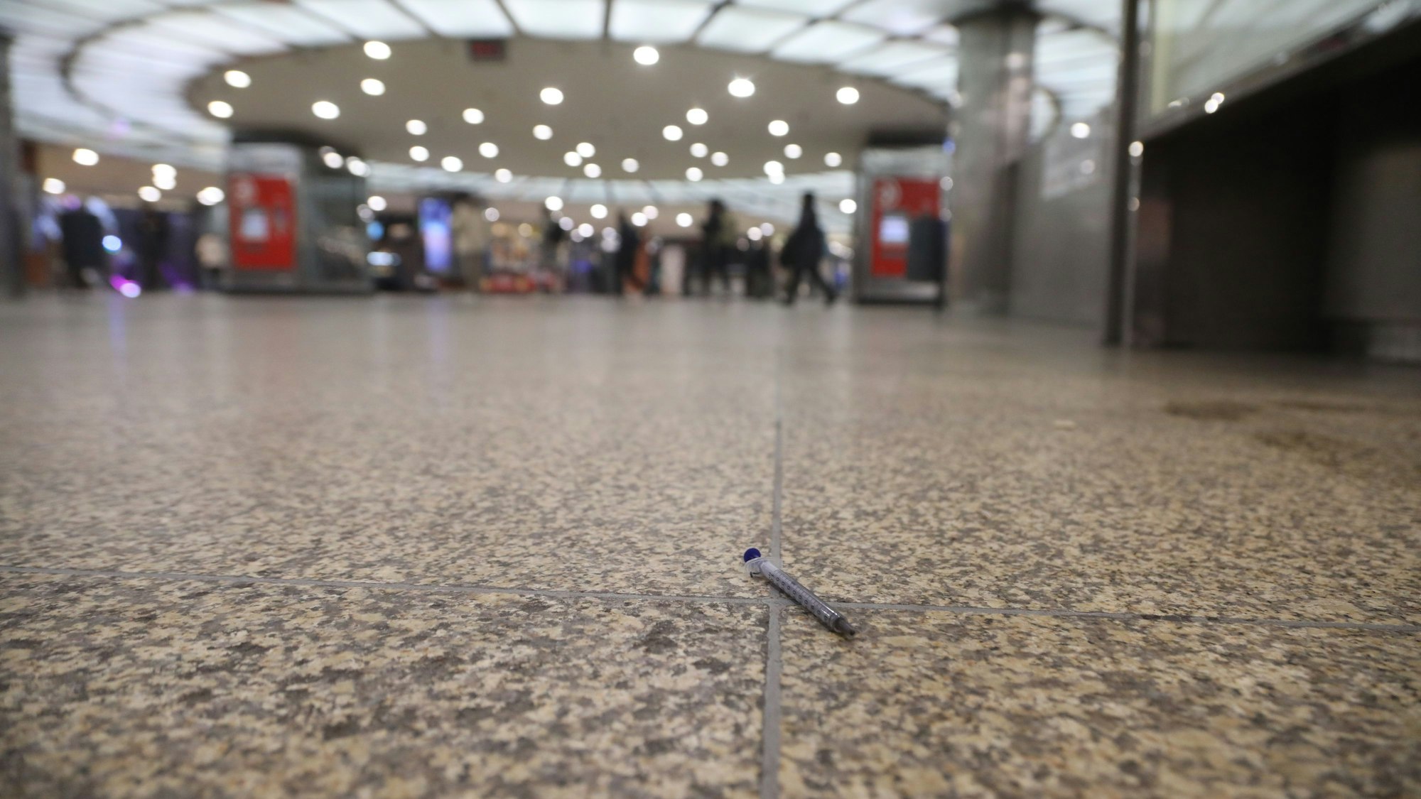 13.03.2025, Köln: Die Drogenszene am Neumarkt. Eine benutze Spritze in der Hugo Passage. Foto: Arton Krasniqi