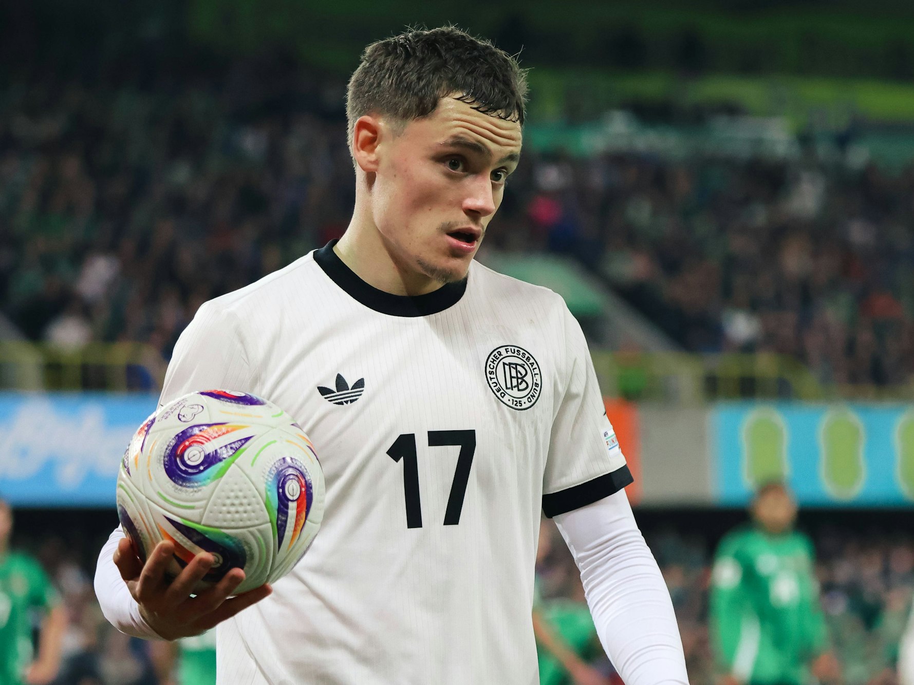 Florian Wirtz mit dem Ball in der Hand.