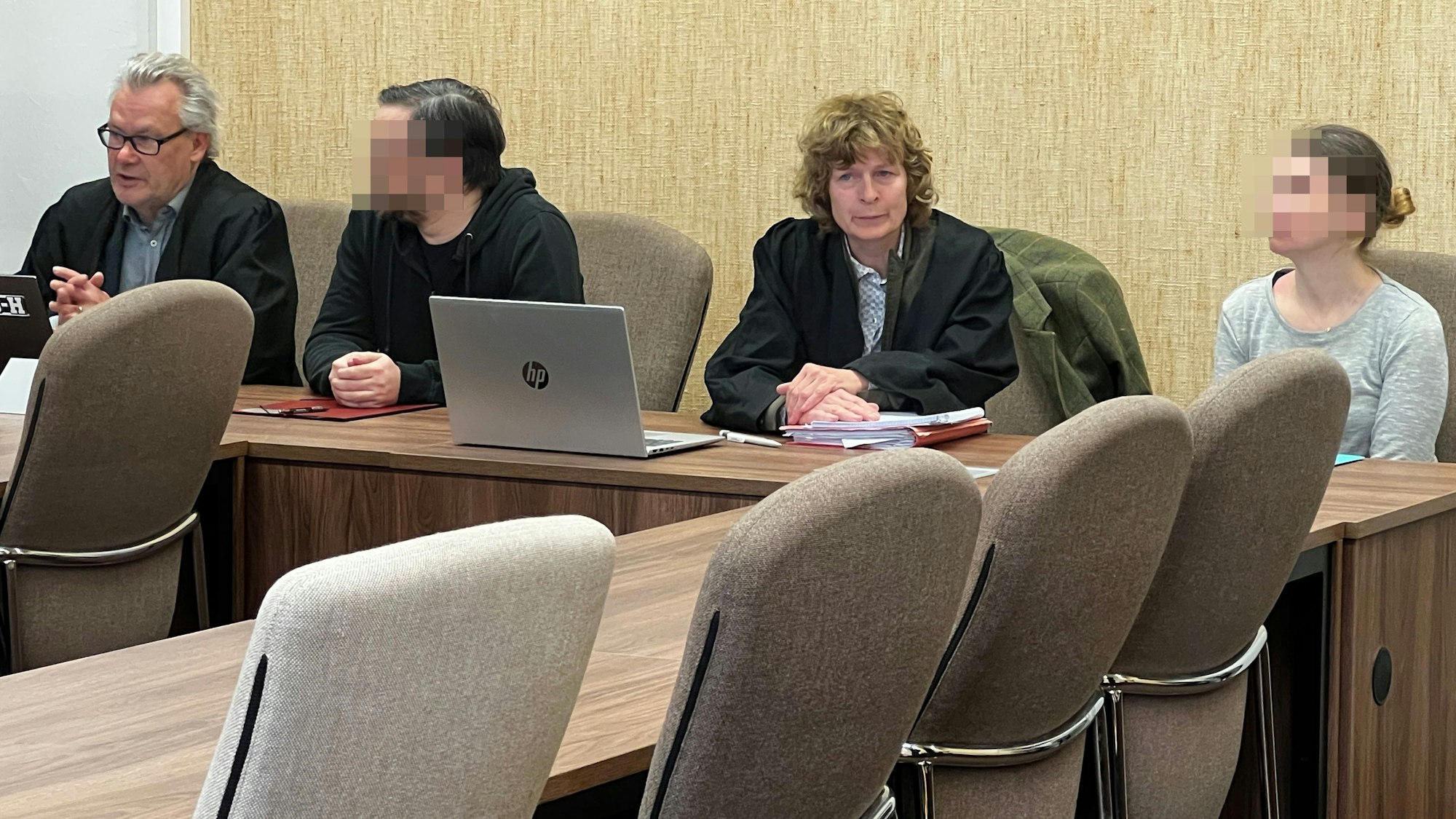 Vor Verhandlungsbeginn: Ein Leverkusener Ehepaar (mit gepixelten Gesichtern) muss sich wegen Kindesmissbrauchs verantworten. Die Strafanwälte Iris Stuff und Gordon Christiansen verteidigen sie.