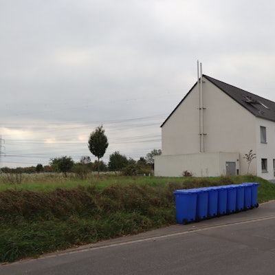 Zu sehen sind Häuser an einer Straße.