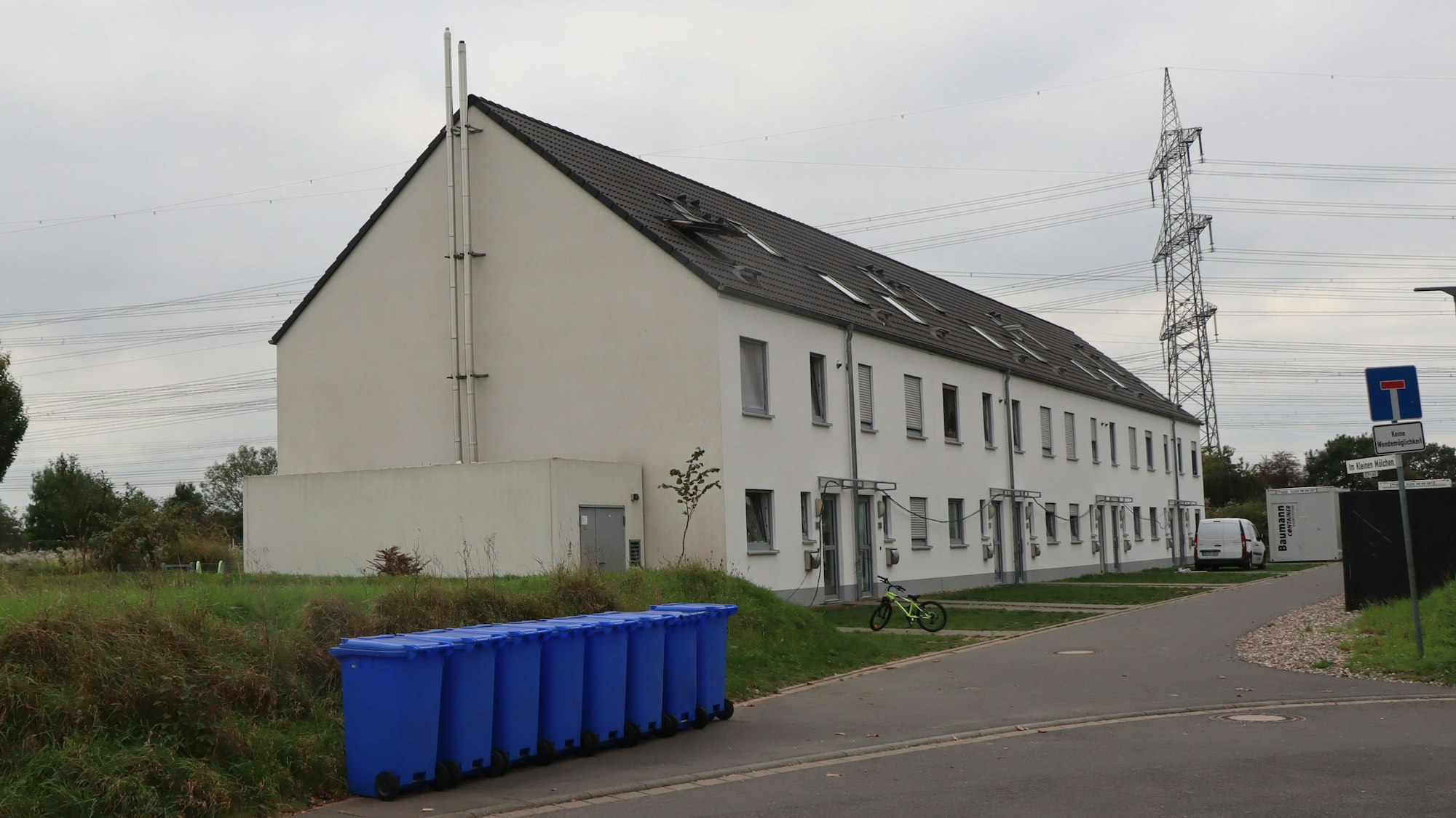 Zu sehen sind Häuser an einer Straße.