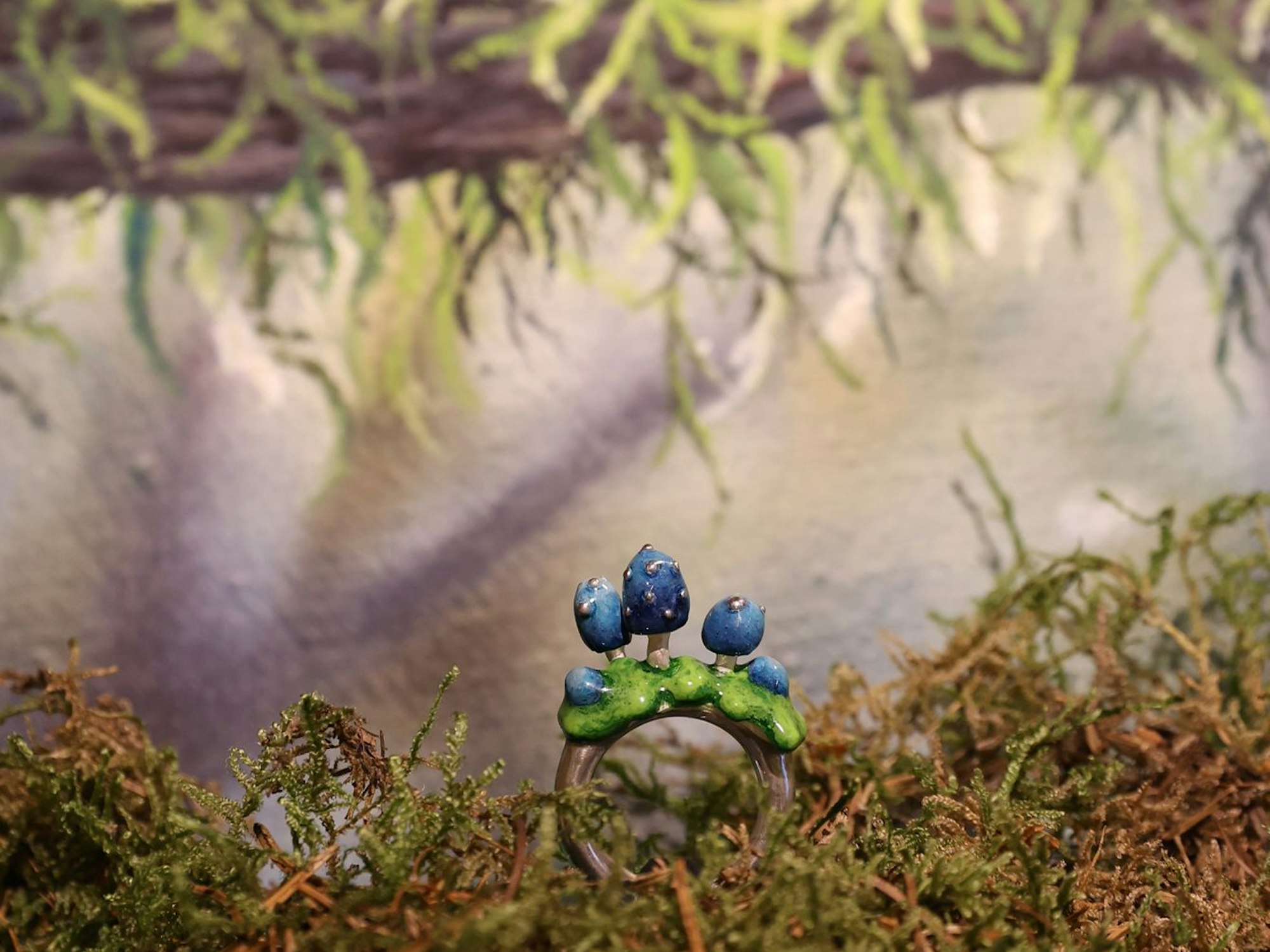 Ein Ring ist iin Moos ausgestellt.