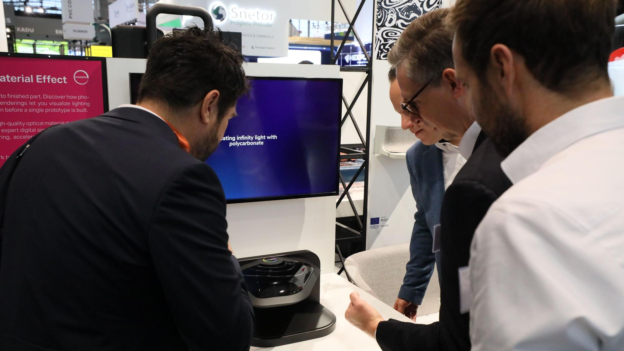 Menschen am Stand von Covestro auf der Kunststoffmesse 2025