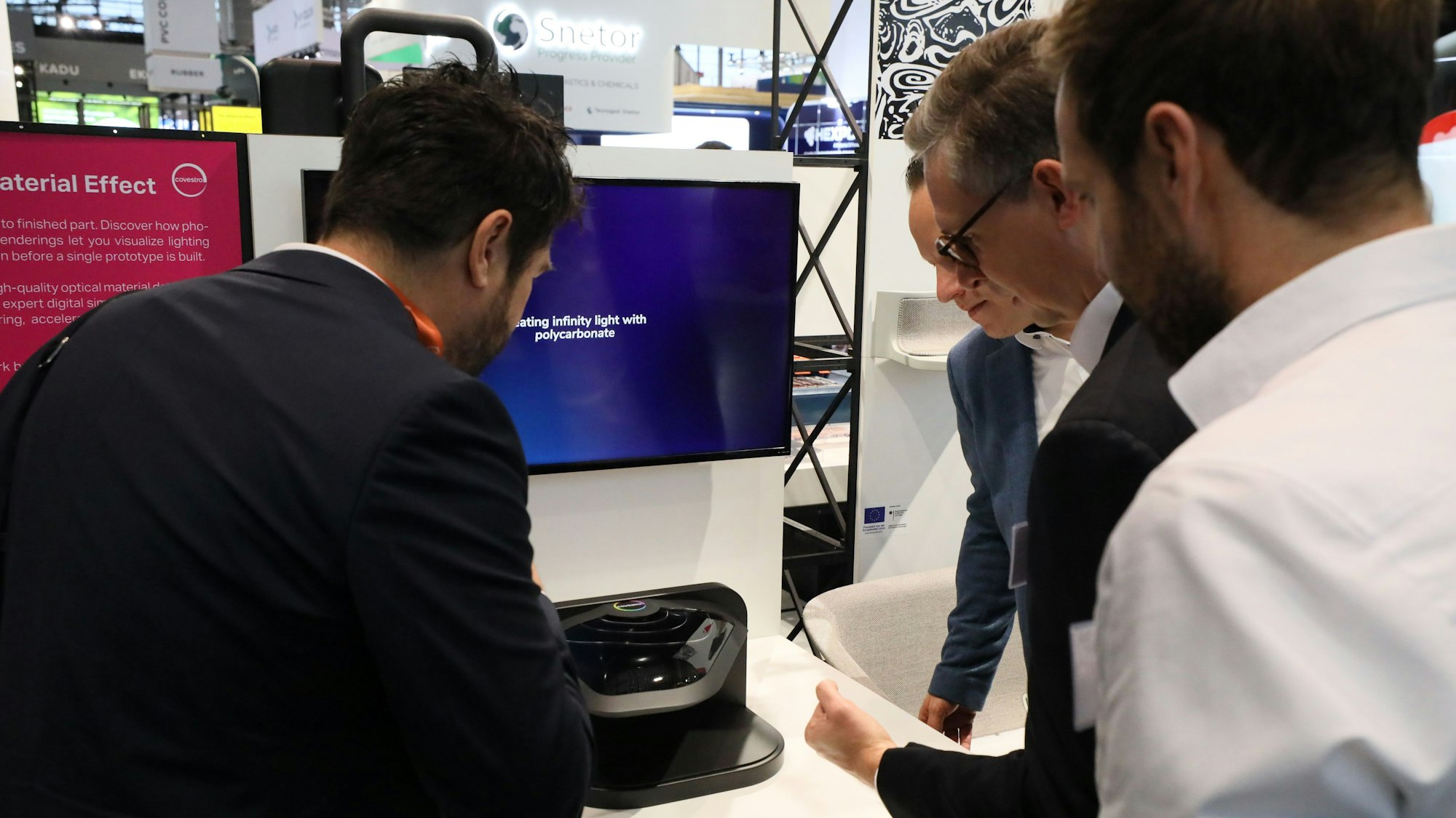 Menschen am Stand von Covestro auf der Kunststoffmesse 2025