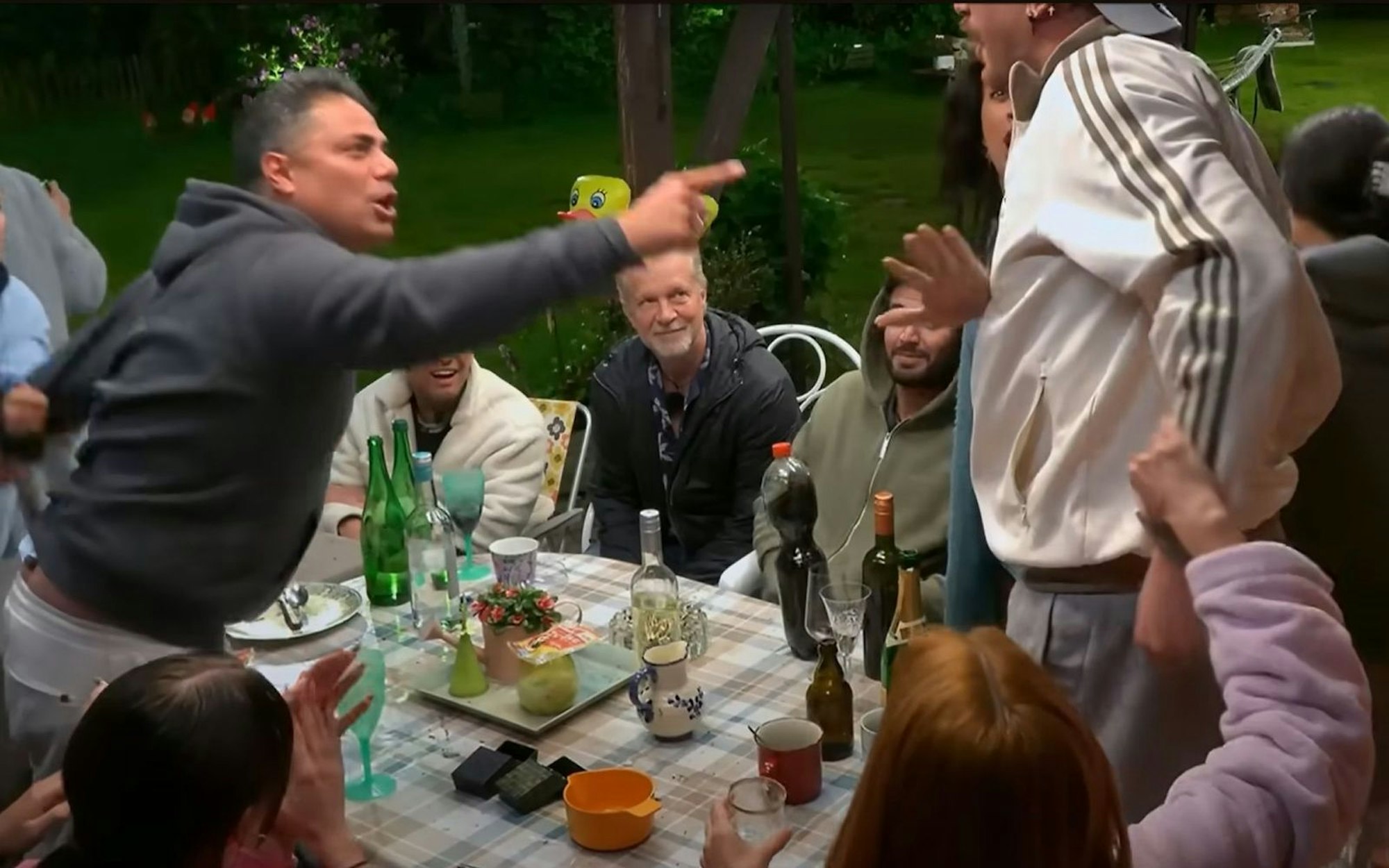 Eskalation am Gartentisch: Nach reichlich Alkohol ging es im Sommerhaus heiß her. (Bild: RTL/ Screenshot)