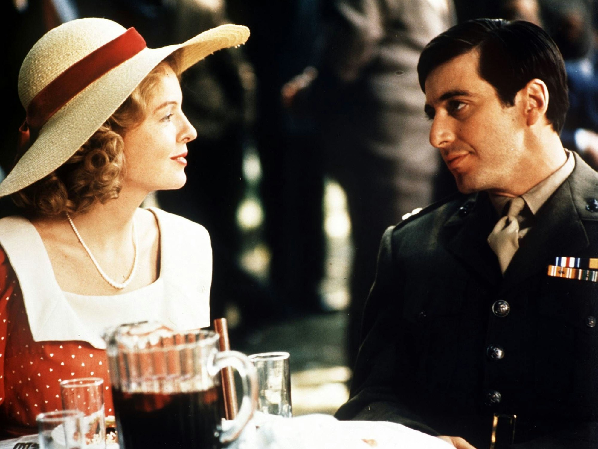 Diane Keaton und Al Pacino sitzen aneinander an einem Tisch gegenüber.