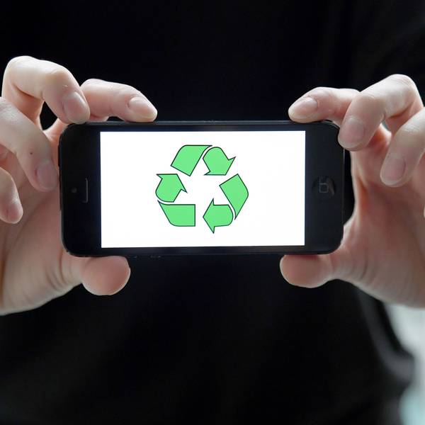Ein Smartphone mit einem Kreislauf-Symbol auf dem Bildschirm.