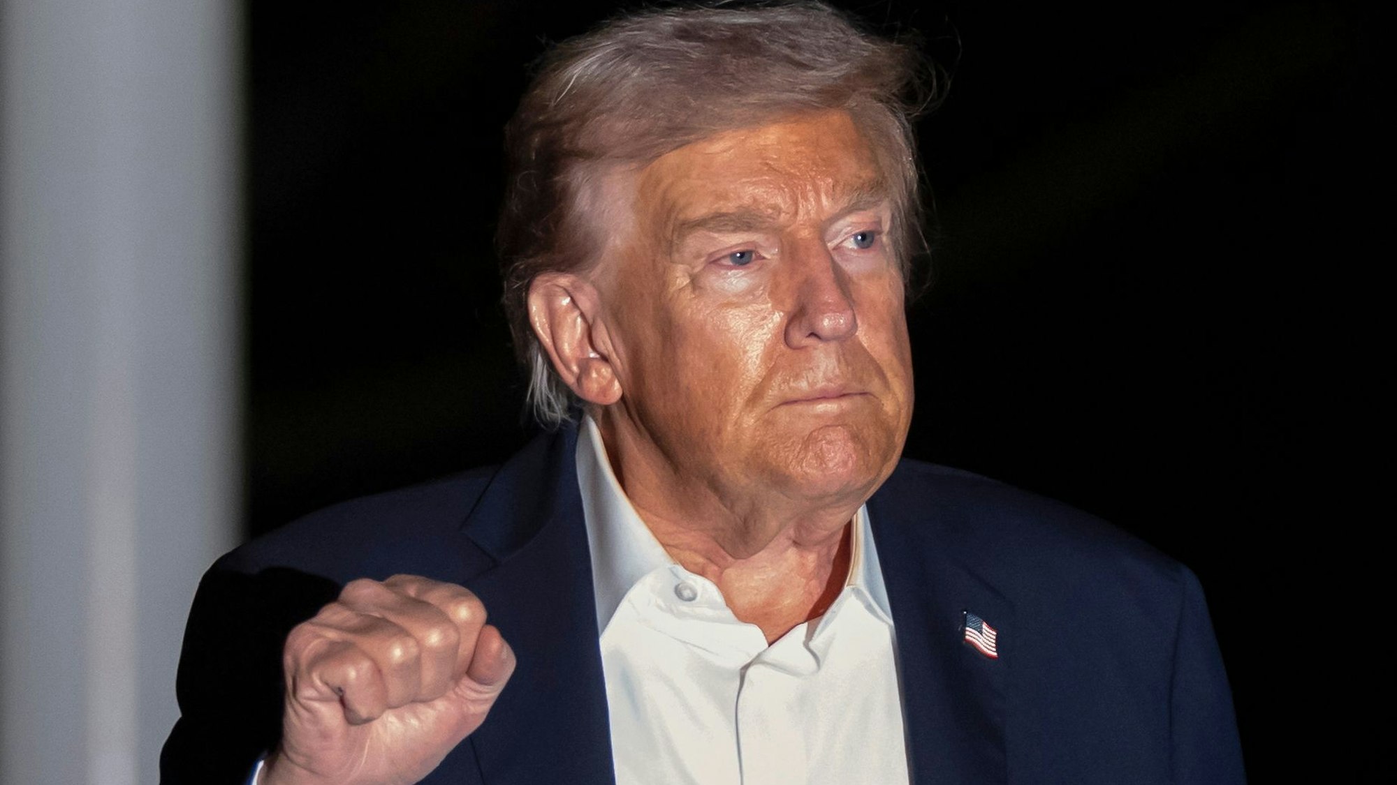 US-Präsident Donald Trump geht am frühen Dienstag über den Südrasen des Weißen Hauses in Washington, nachdem er von einer Reise nach Israel und Ägypten zurückgekehrt ist.