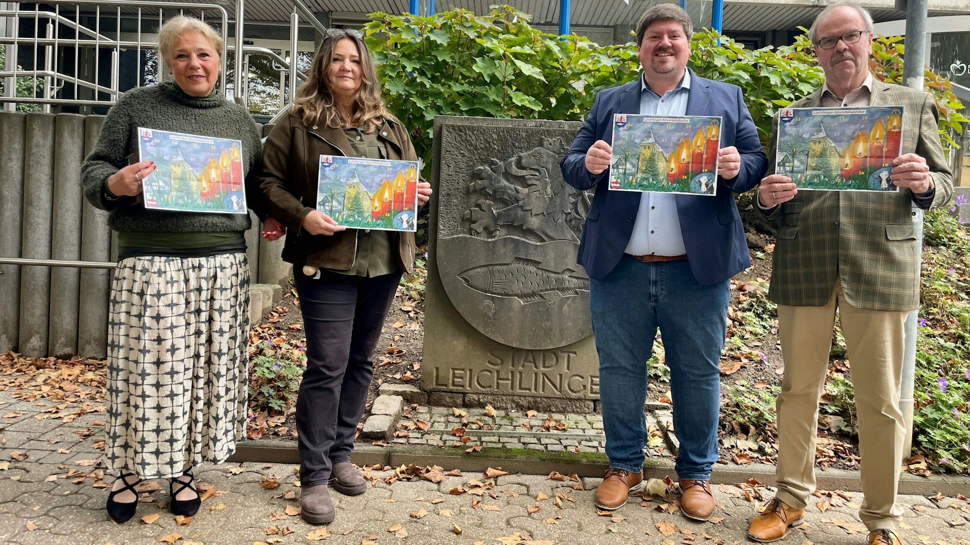 Freuen sich, dass mit dem Lions-Adventskalender wieder Leichlingerinnen und Leichlinger geholfen wird: Uta Grebing (Lions, v.l.), Künstlerin Silvia Bergmann, der designierte Bürgermeister Maurice Winter und Wolfgang Podesta (Lions).
