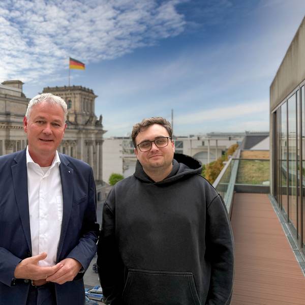 Zu sehen sind Carsten Brodesser und Jan Köstering (r.) vor dem Berliner Reichstag.
