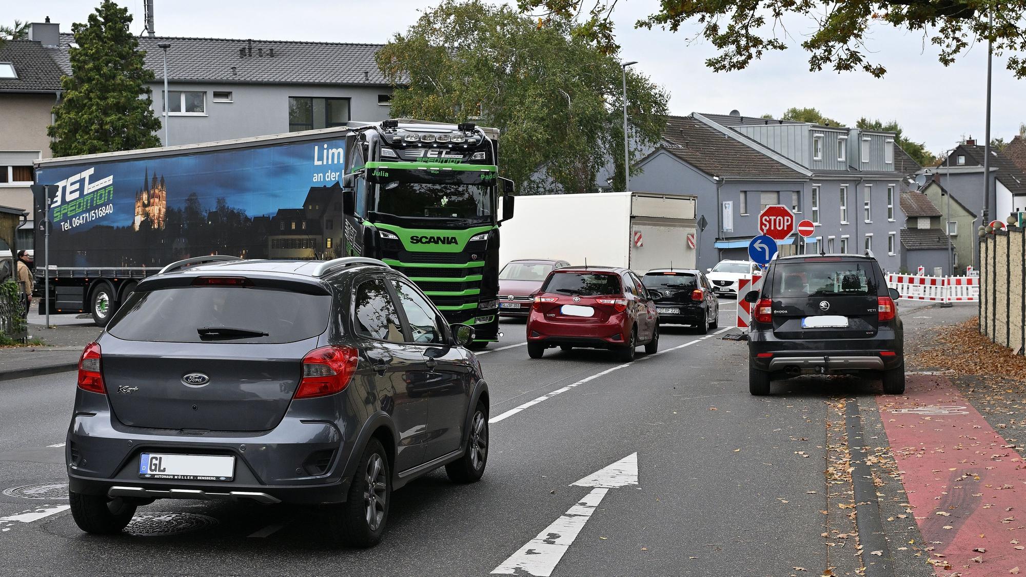 Autos stauen sich auf der Bensberger Straße.