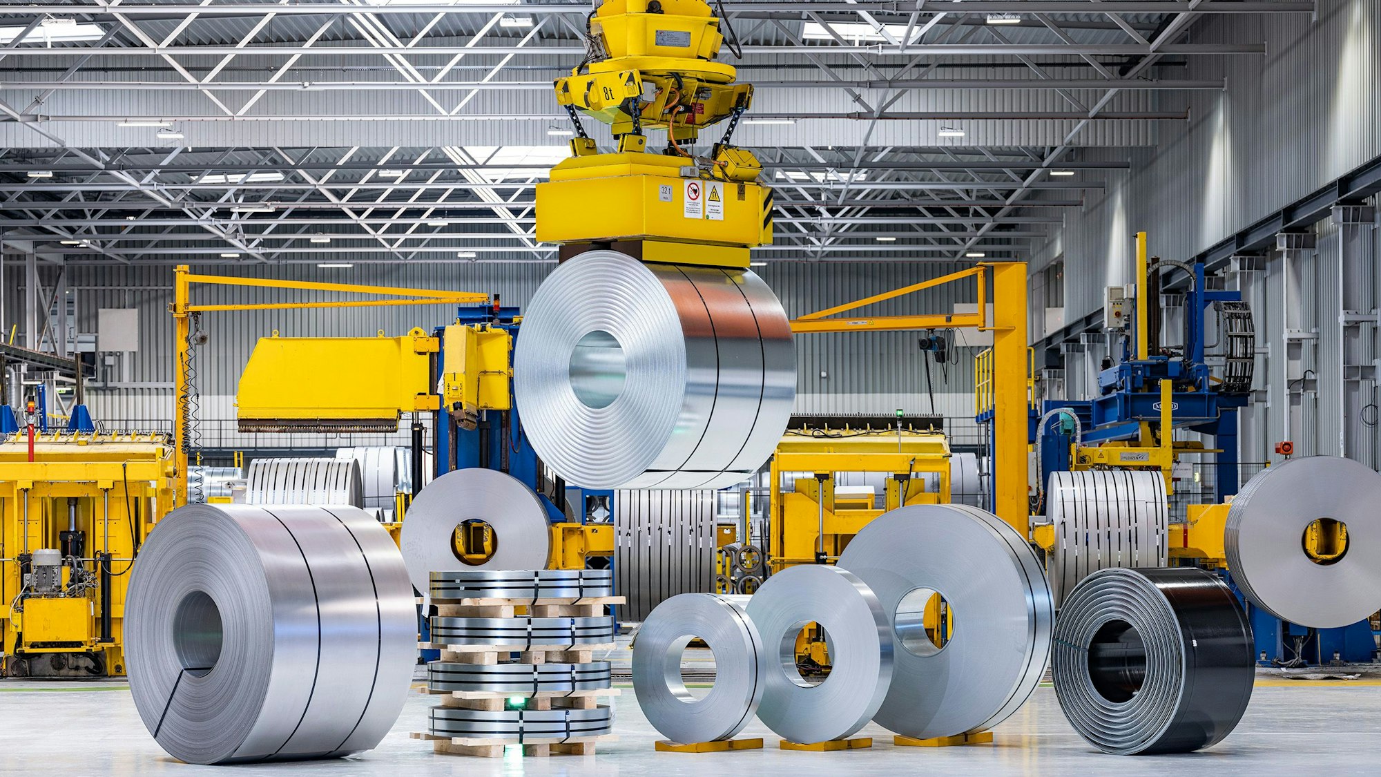 Stahlcoils von Wuppermann in einer Halle