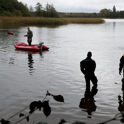 Bei der Suche nach dem vermissten achtjährigen Fabian wird der Uferbereich am Inselsee mit Schlauchbooten, Tauchern und Einsatzkräften in Wathosen durchkämmt.