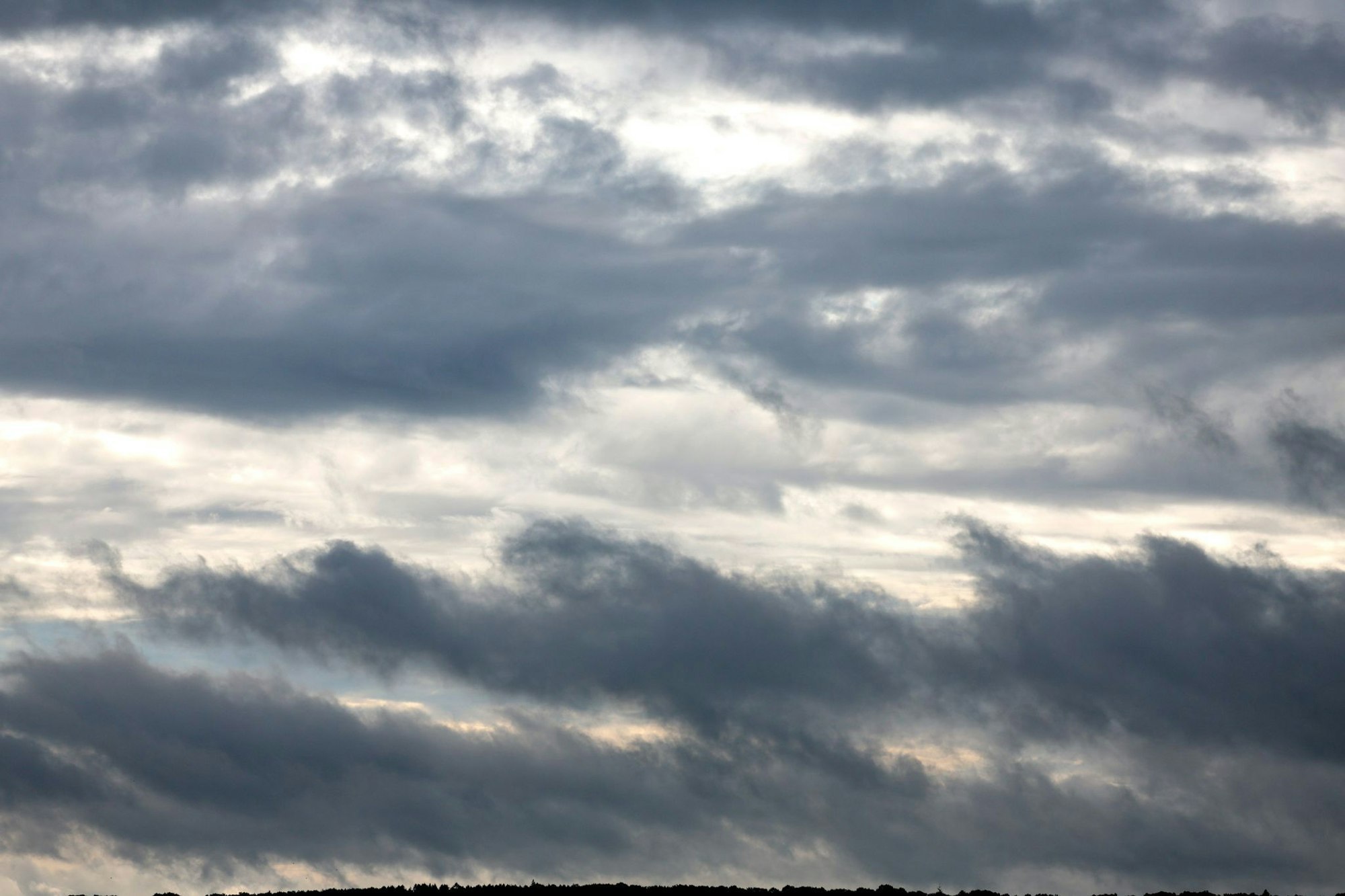 NRW bleibt diese Woche unter einer Wolkendecke. (Symbolbild)