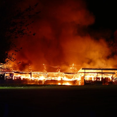 Die Scheune stand auf der gesamten Länge in Flammen.
