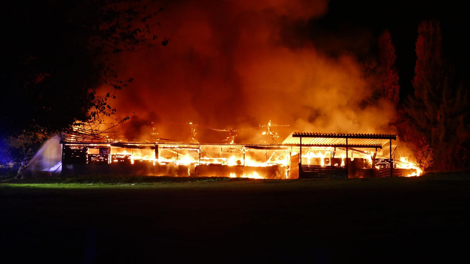 Die Scheune stand auf der gesamten Länge in Flammen.