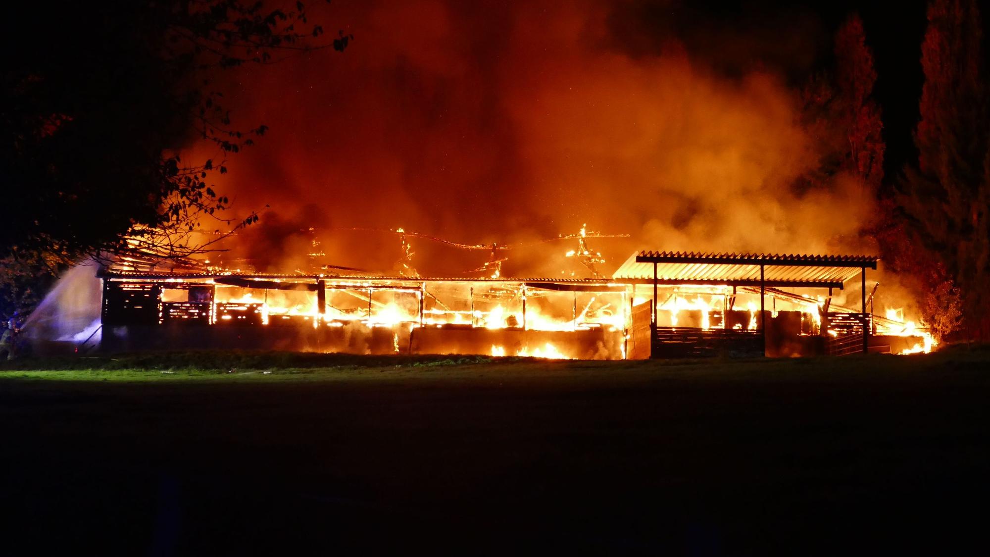 Die Scheune stand auf der gesamten Länge in Flammen.
