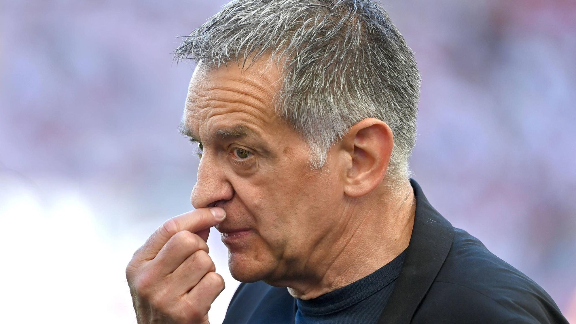 Eike Immel mit grauen Haaren, berührt nachdenklich seine Nase, blickt zur Seite