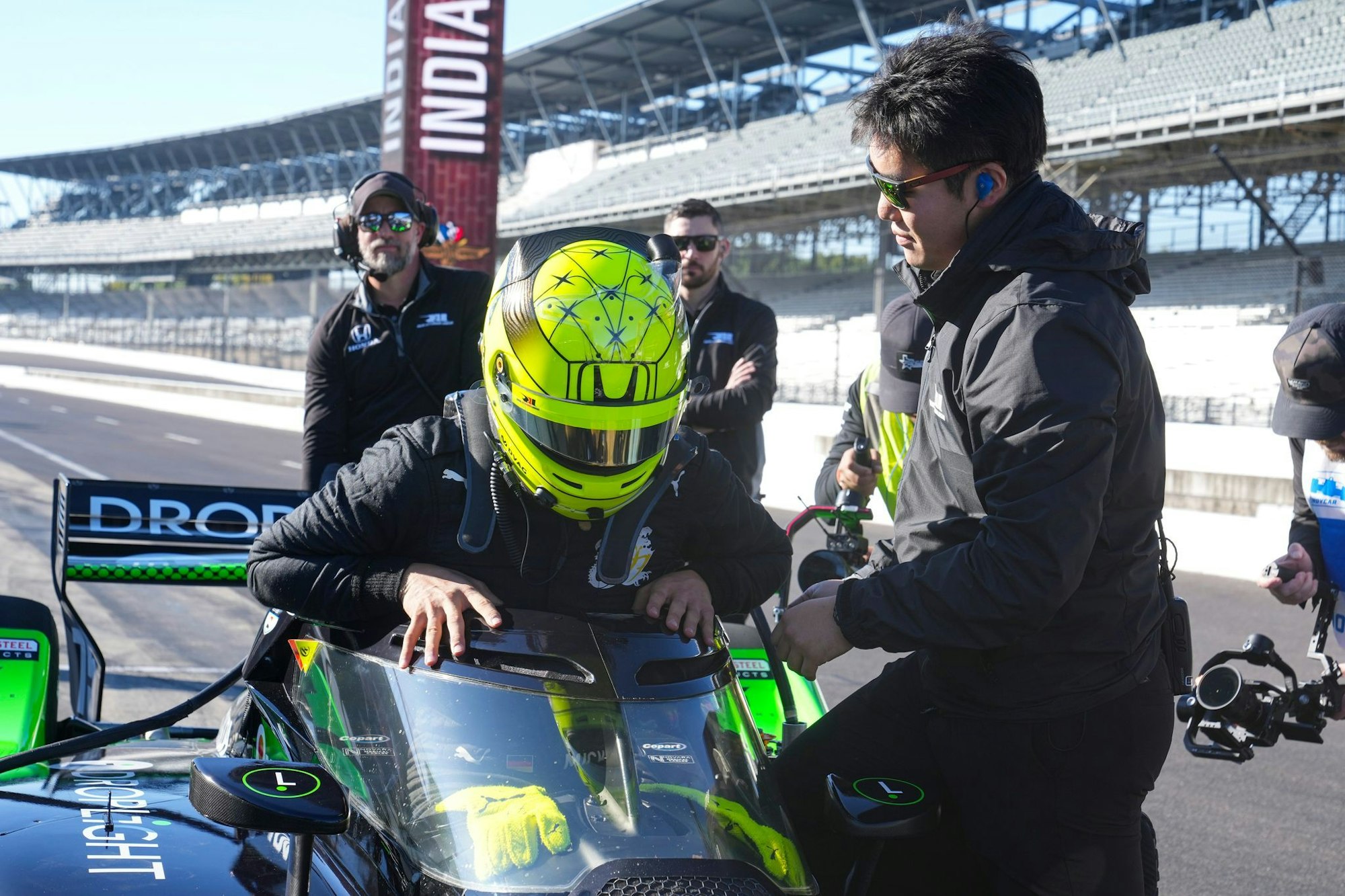 Mick Schumacher steigt ins Cockpit seines Wagens ein.