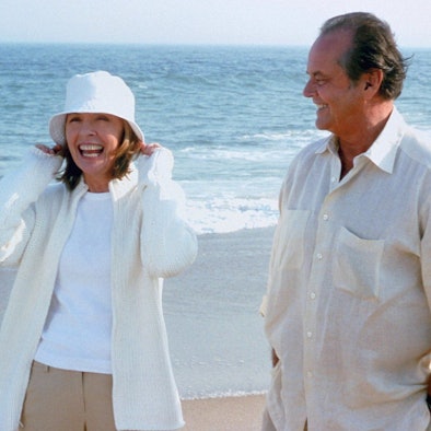 Harry (Jack Nicholson, r.) und Erica (Diane Keaton, l.) gehen am Strand spazieren.