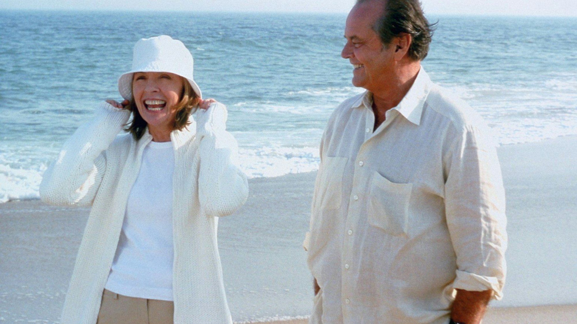 Harry (Jack Nicholson, r.) und Erica (Diane Keaton, l.) gehen am Strand spazieren.