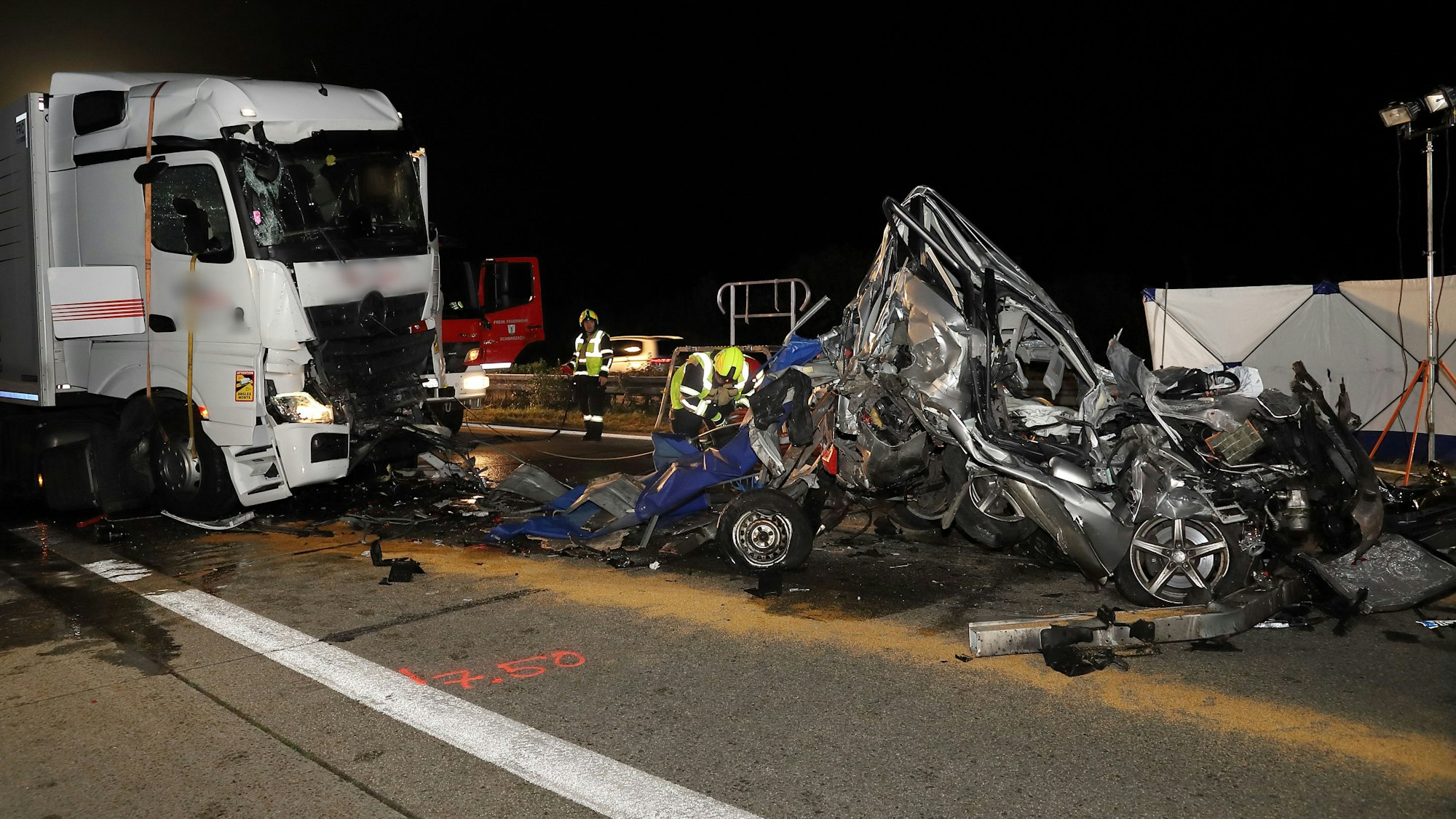 Einsatzkräfte der Feuerwehr arbeiten an der Unfallstelle.