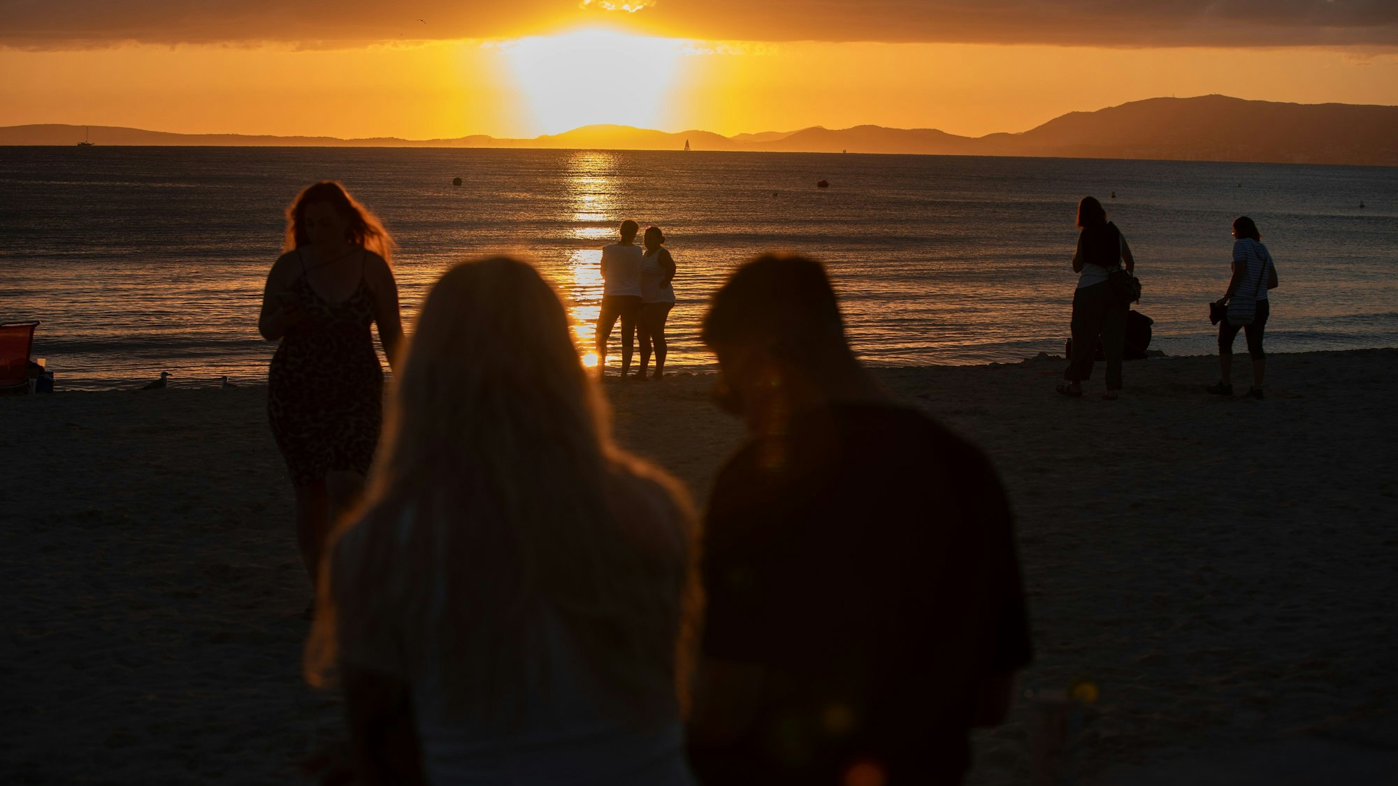 Ein Sonnenuntergang am Strand Arenal in Mallorca.
