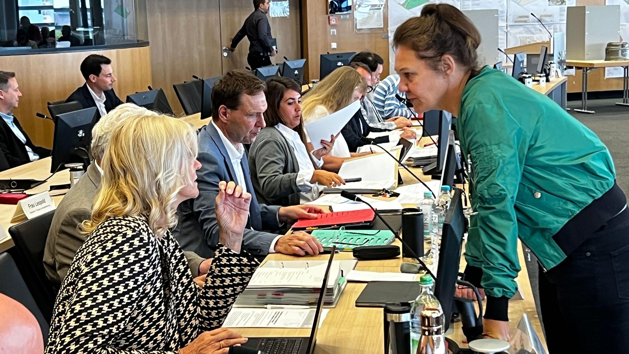 Claudia Wiese im Gespräch mit den städtischen Dezernenten in einer früheren Ratssitzung: Die Grünen-Fraktion will den Pilotversuch der Verwaltung, ein Jahr auf das Finanzdezernat zu verzichten, ablehnen.