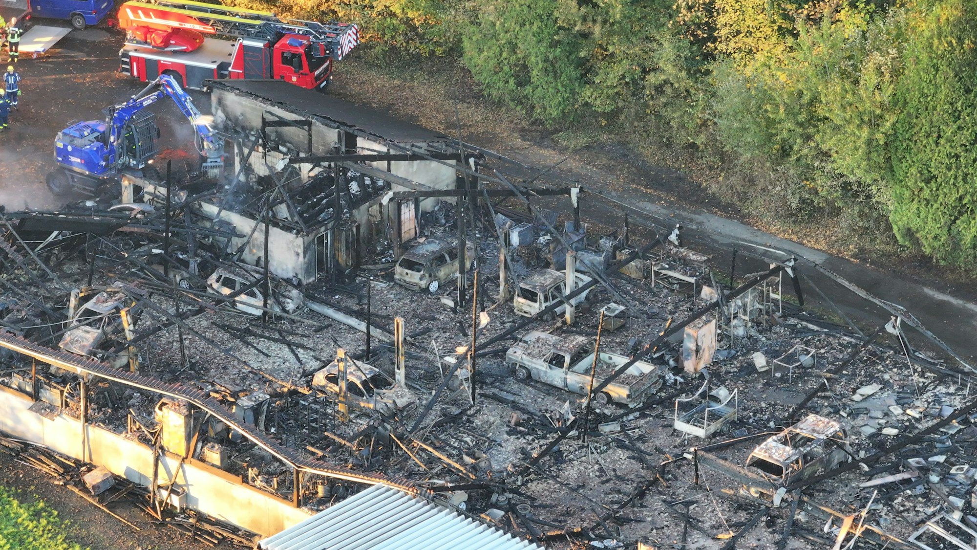 Blick auf die durch das Feuer zerstörte Halle (Luftaufnahme mit einer Drohne).