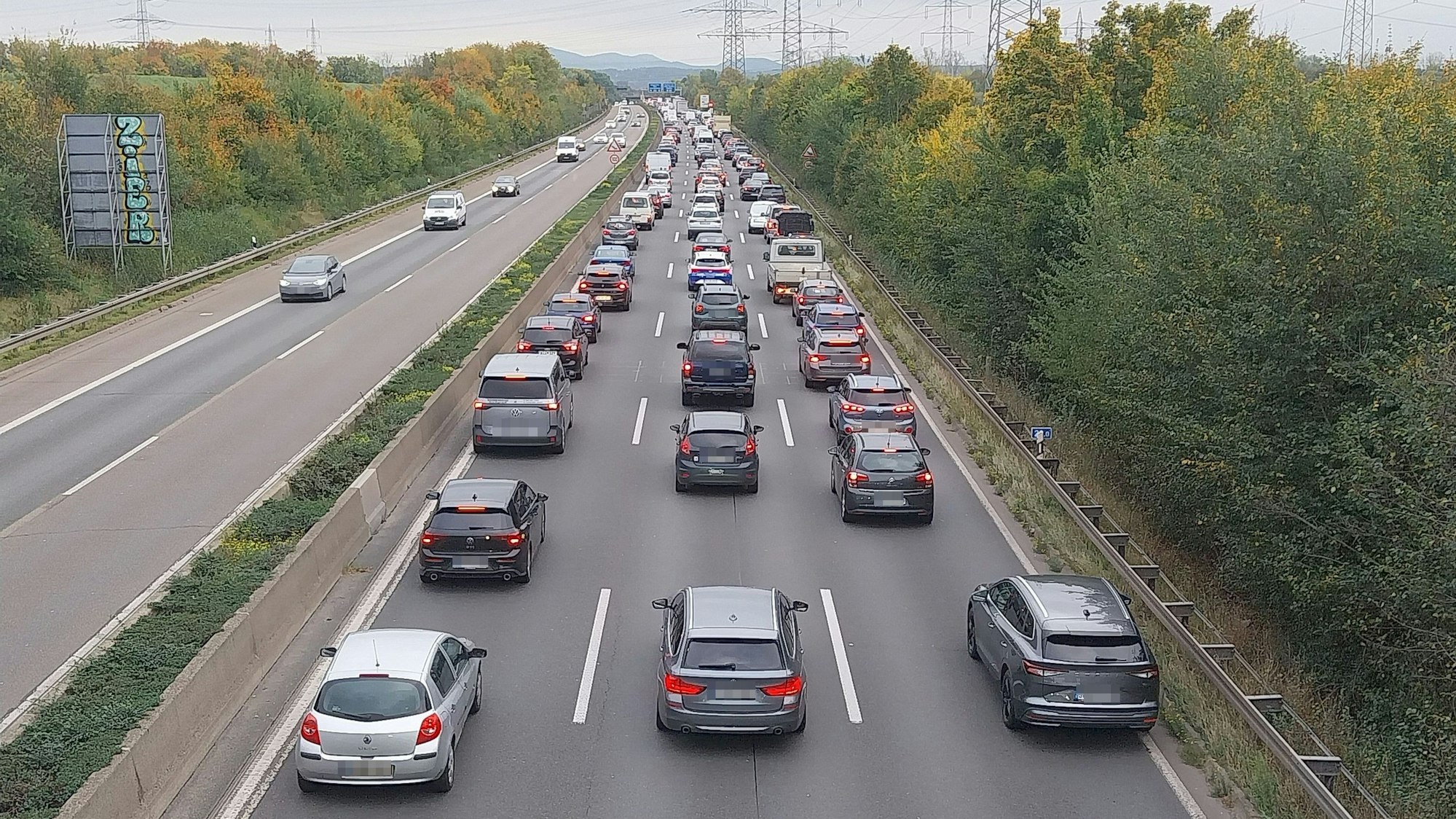 Stau auf der A59 wegen Bomben-Sprengung.