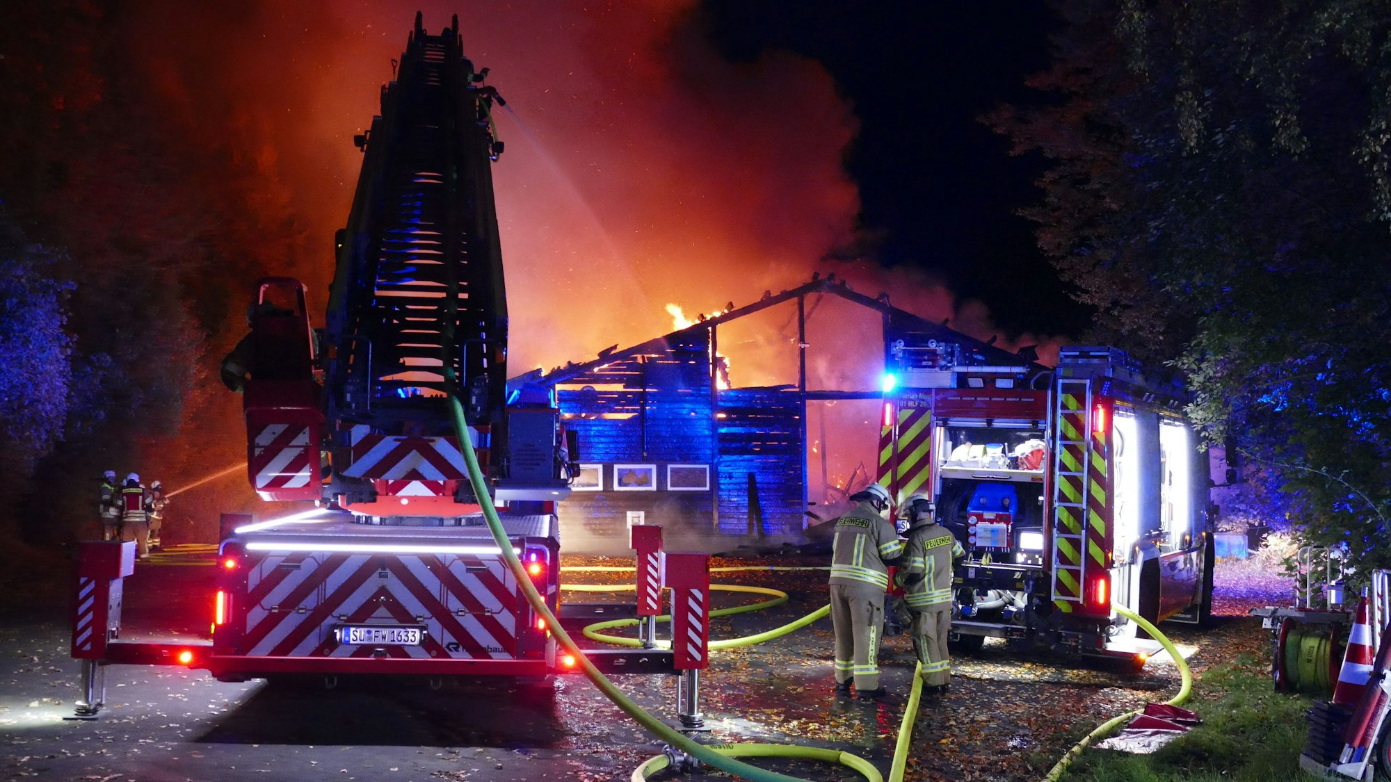 Das Feuer wütete in der Scheune. Die Feuewehr konnte zunächst nur von außen mit einer Drehleiter löschen.