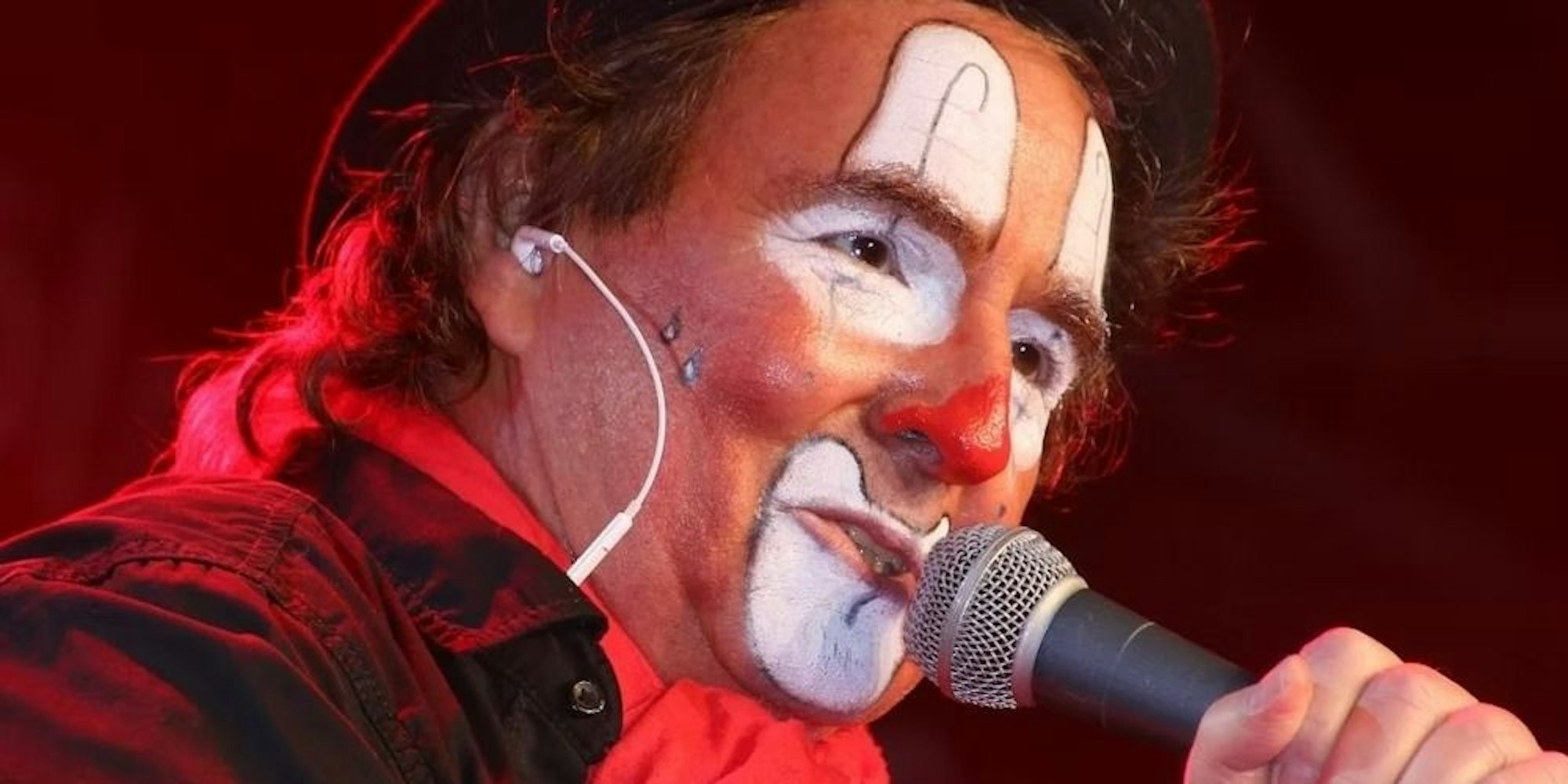 Blumen liegen auf dem Grab von Peter Horn.