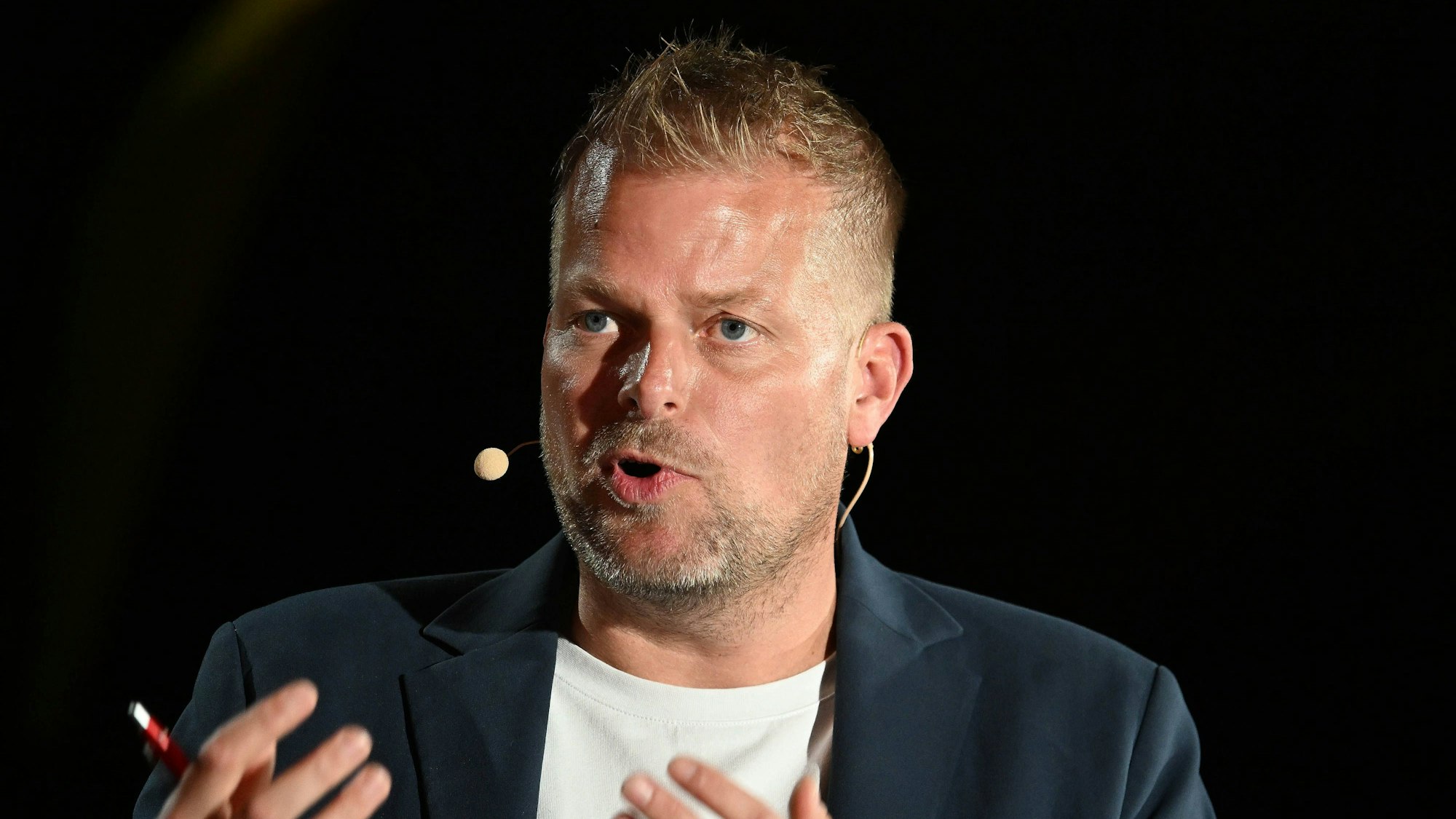 15.09.2025, xophax, Fussball 1.Bundesliga 1.FC Köln Präsidentschaftswahl 2025 Wahlarena , FC Wahlarena Schlag & Fertig Kandidat Wilke Stroman Köln *** 15 09 2025, xophax, Soccer 1 Bundesliga 1 FC Köln Presidential Election 2025 Election Arena , FC Election Arena Beat Ready Candidate Wilke Stroman Cologne