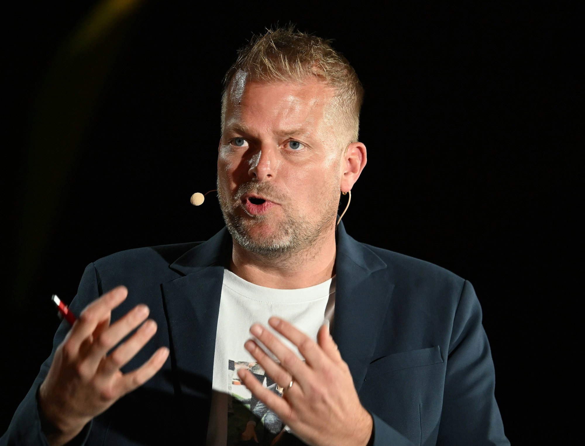 15.09.2025, xophax, Fussball 1.Bundesliga 1.FC Köln Präsidentschaftswahl 2025 Wahlarena , FC Wahlarena Schlag & Fertig Kandidat Wilke Stroman Köln *** 15 09 2025, xophax, Soccer 1 Bundesliga 1 FC Köln Presidential Election 2025 Election Arena , FC Election Arena Beat Ready Candidate Wilke Stroman Cologne