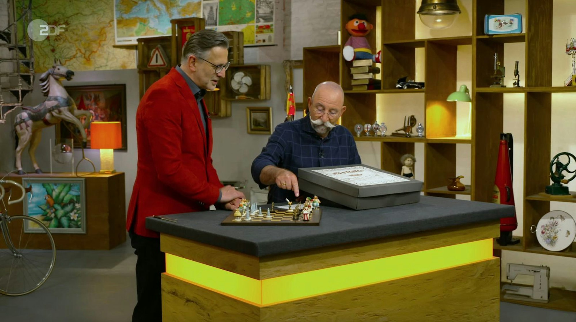 Experte Detlev Kümmel (links) versuchte zu Beginn noch, Horst Lichter die Schachregeln näherzubringen. (Bild: ZDF)