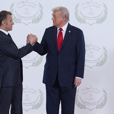 Emmanuel Macron und Donald Trump bei ihrem nicht ganz gewöhnlichen Handschlag.