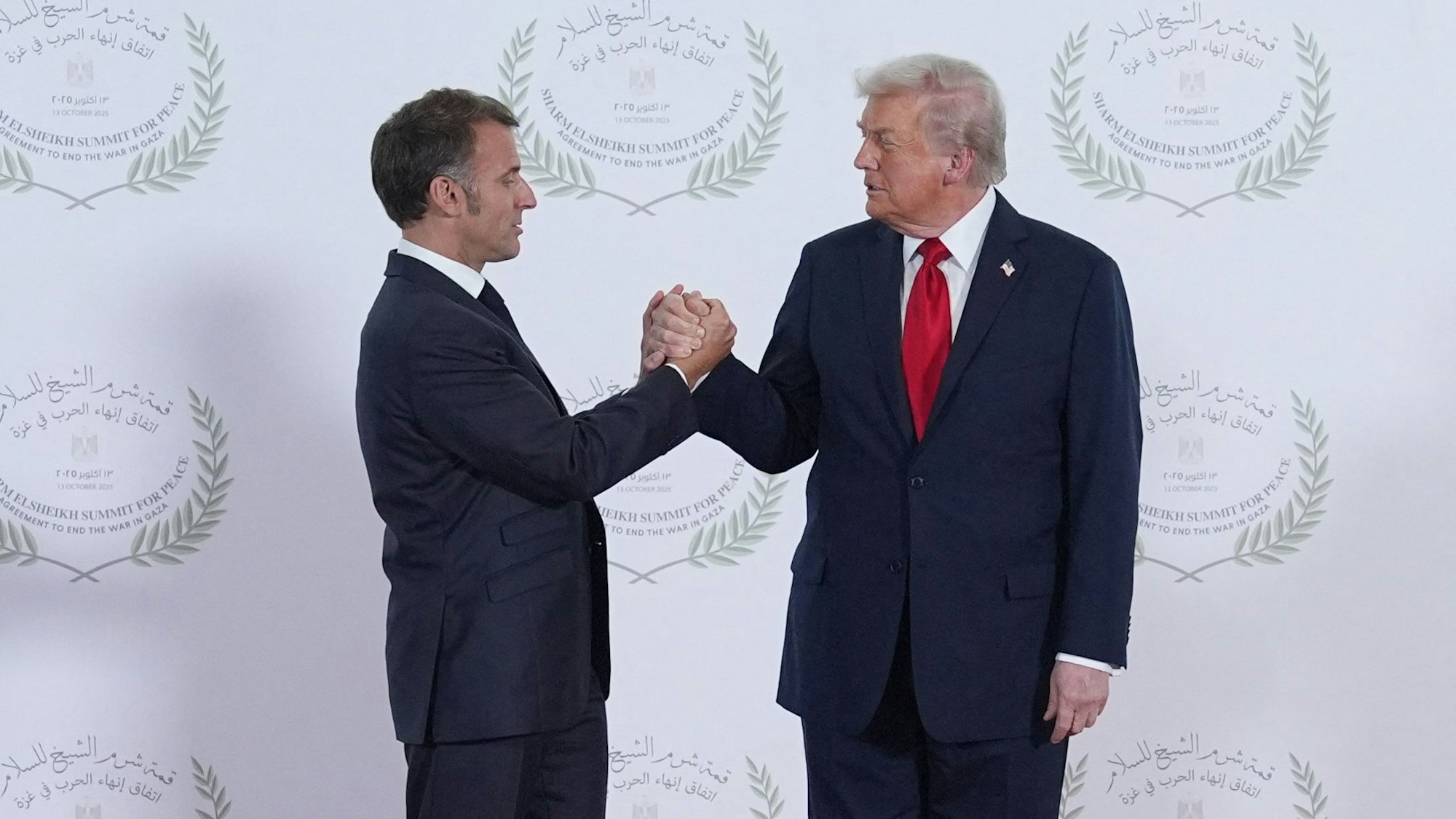 Emmanuel Macron und Donald Trump bei ihrem nicht ganz gewöhnlichen Handschlag.