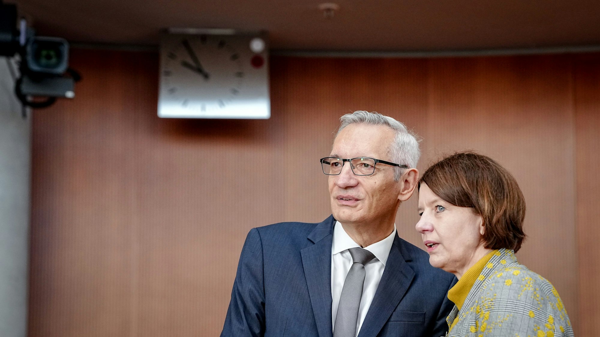 Martin Jäger, Präsident des Bundesnachrichtendienstes, und Martina Rosenberg, Präsidentin des Bundesamtes für den Militärischen Abschirmdienst, nehmen an der öffentlichen Anhörung der Präsidenten der Nachrichtendienste durch das Parlamentarische Kontrollgremium des Bundestags teil.