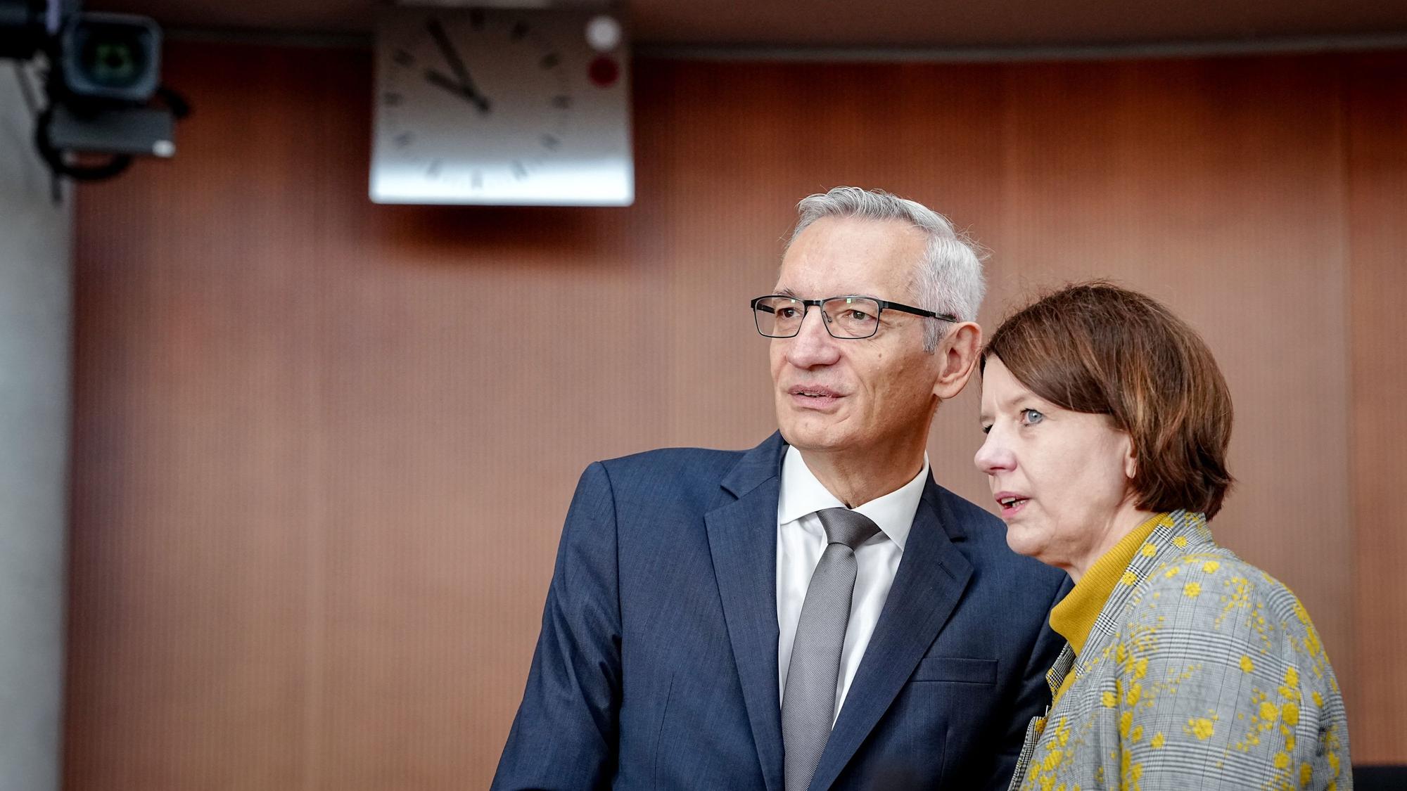 Martin Jäger, Präsident des Bundesnachrichtendienstes, und Martina Rosenberg, Präsidentin des Bundesamtes für den Militärischen Abschirmdienst, bei der Anhörung durch das Parlamentarische Kontrollgremium. (Archivbild)