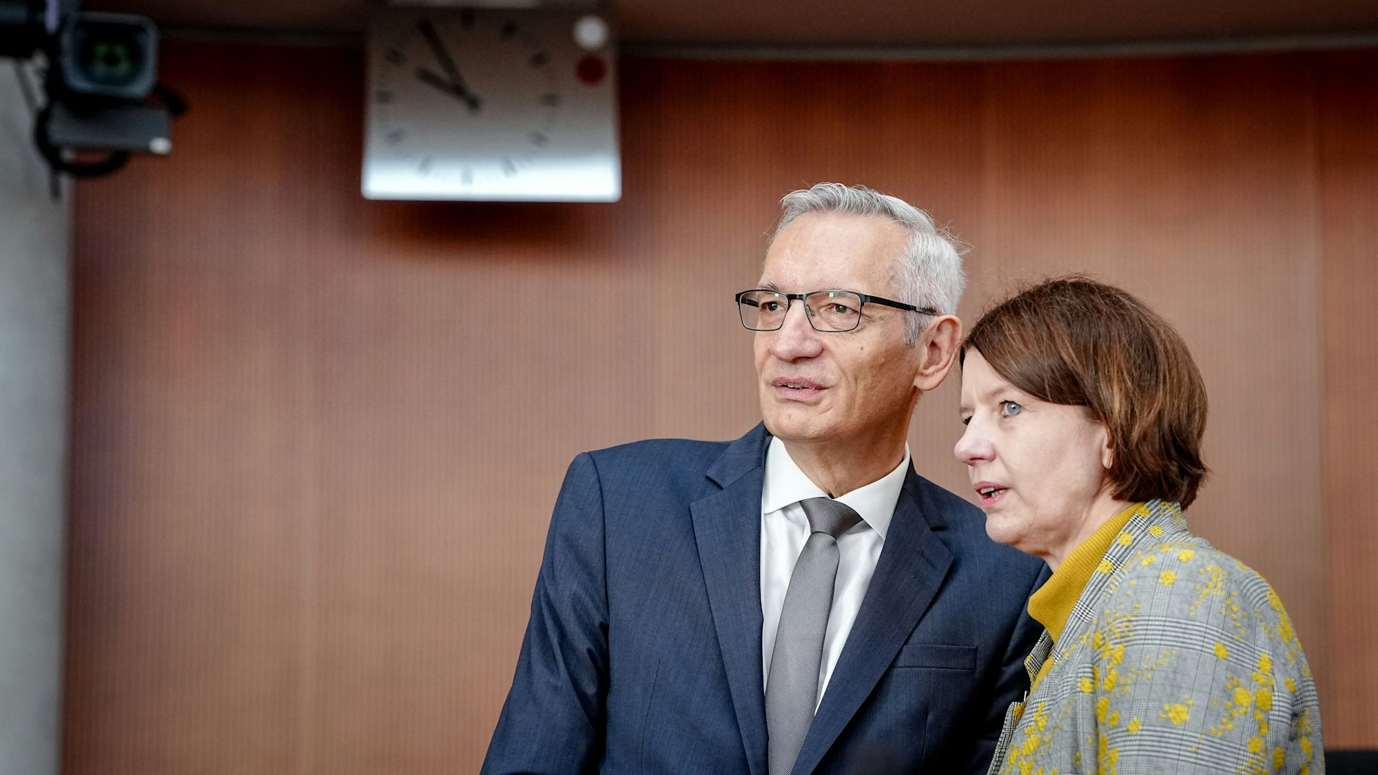 Martin Jäger, Präsident des Bundesnachrichtendienstes, und Martina Rosenberg, Präsidentin des Bundesamtes für den Militärischen Abschirmdienst, bei der Anhörung durch das Parlamentarische Kontrollgremium. (Archivbild)