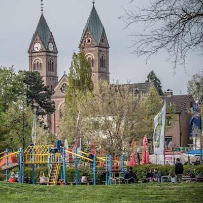 In Hitdorf gibt es einen von mehr als 100 Spielplätzen in Leverkusen, allesamt ohne Schadstoff-Gefahr für Kinder.