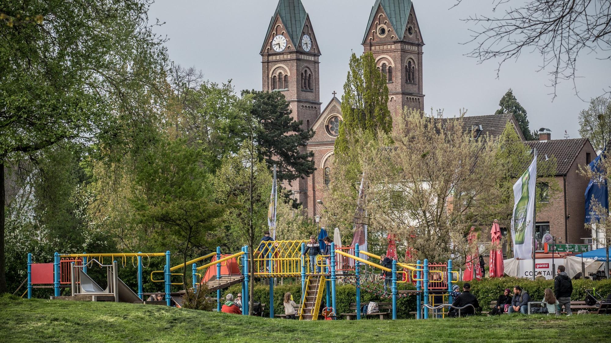 In Hitdorf gibt es einen von mehr als 100 Spielplätzen in Leverkusen, allesamt ohne Schadstoff-Gefahr für Kinder.
