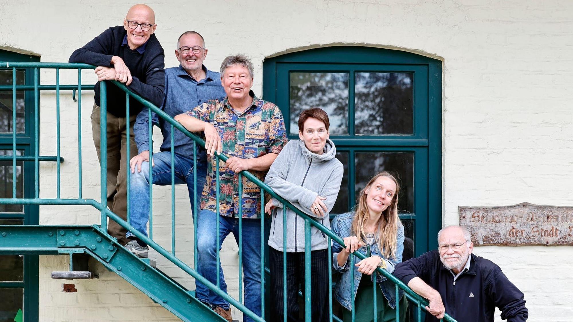 Menschen stehen auf iner Treppe.