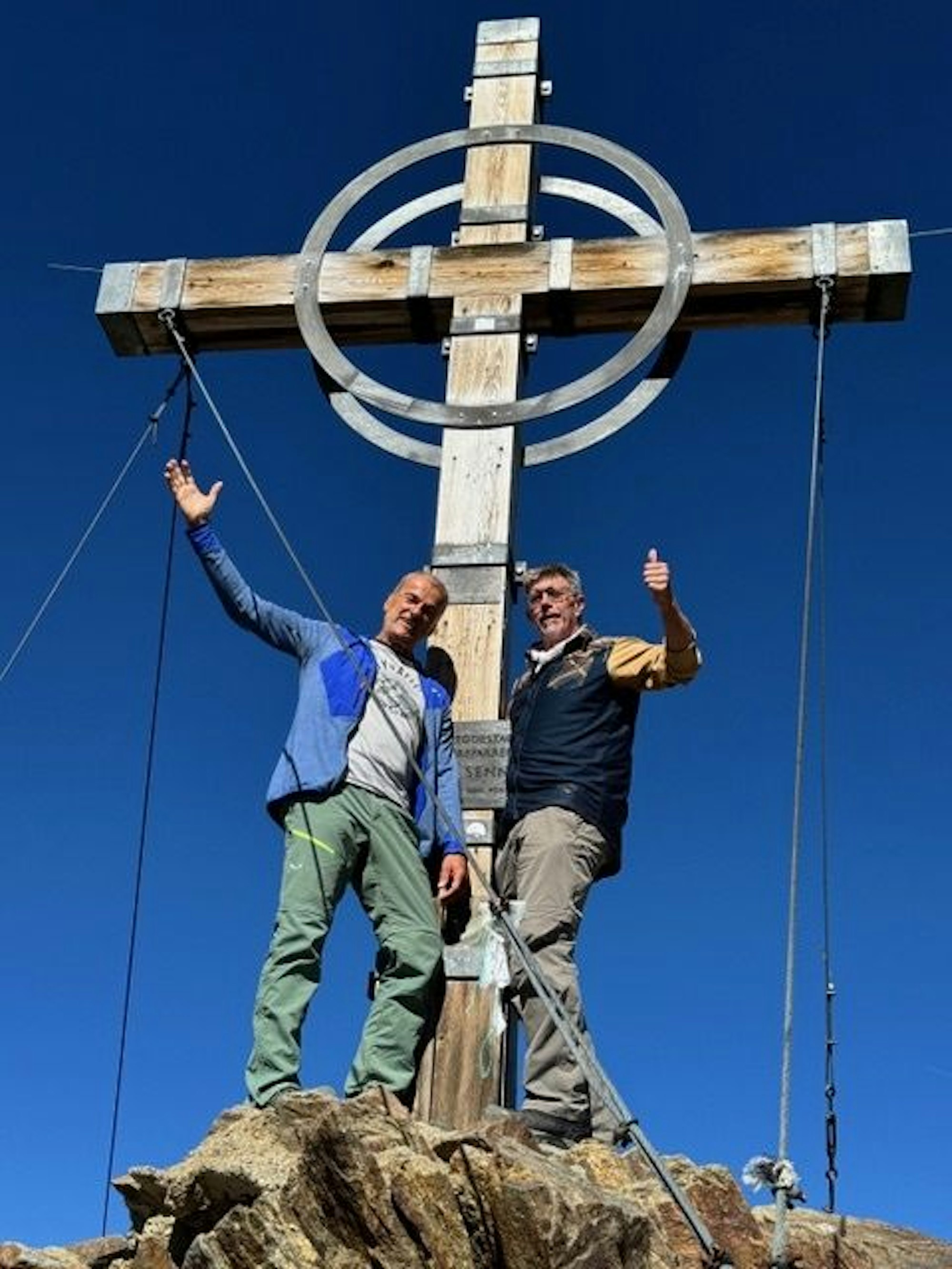 Der Burscheider Jens Feldermann am Gipfelkreuz.