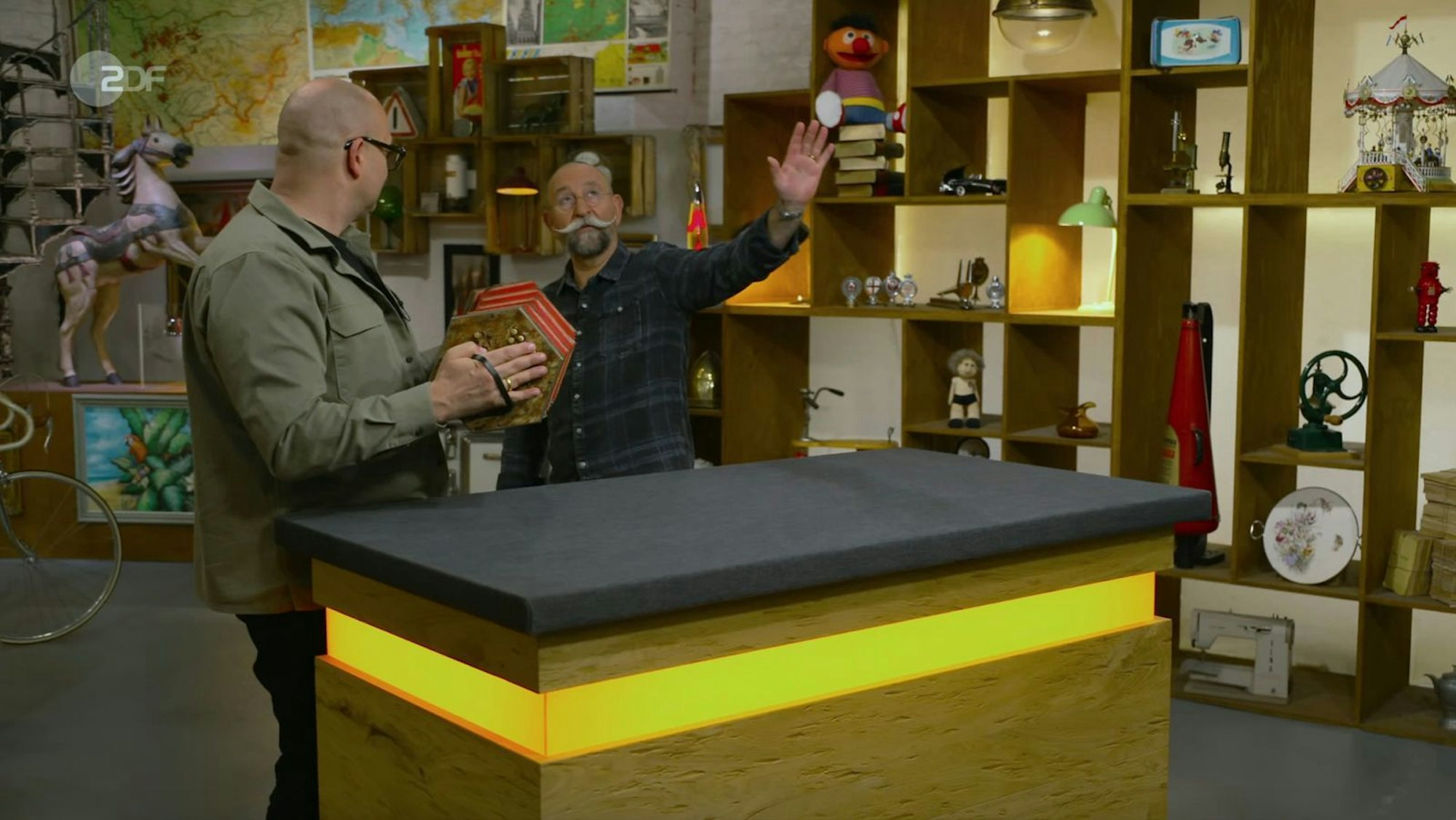 In der Mittwochsausgabe der ZDF-Trödelshow „Bares für Rares“ brachte eine alte Quetschkommode Horst Lichter an den Rand der Verzweiflung: „Ich brauche Hilfe.“ Nachdem sich auch die Expertise schwierig gestaltete, sorgte immerhin ein musikalischer Händler für eine gelungene Überraschung am Ende: „Bravo.“ (Bild: ZDF)