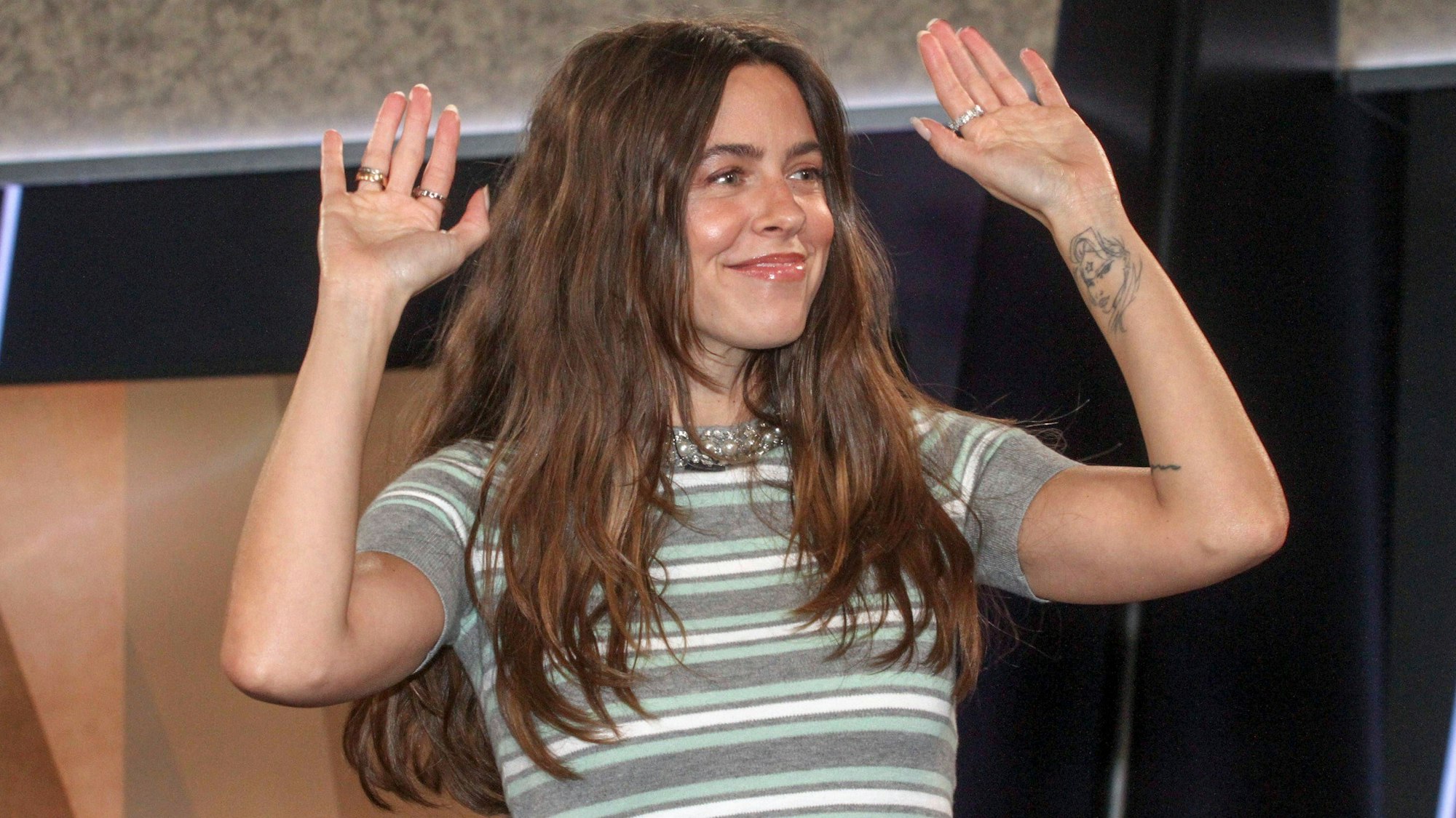 Vanessa Mai hebt die Arme – und gibt dabei den Blick auf eines ihrer Tattoos frei.