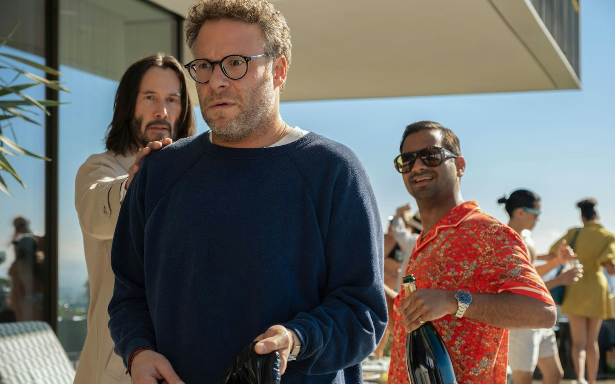 Schutzengel Gabriel (Keanu Reeves, links) möchte Jeff (Seth Rogen, Mitte) und Arj (Aziz Ansari) zu besseren Menschen machen. (Bild: 2025 Lionsgate)