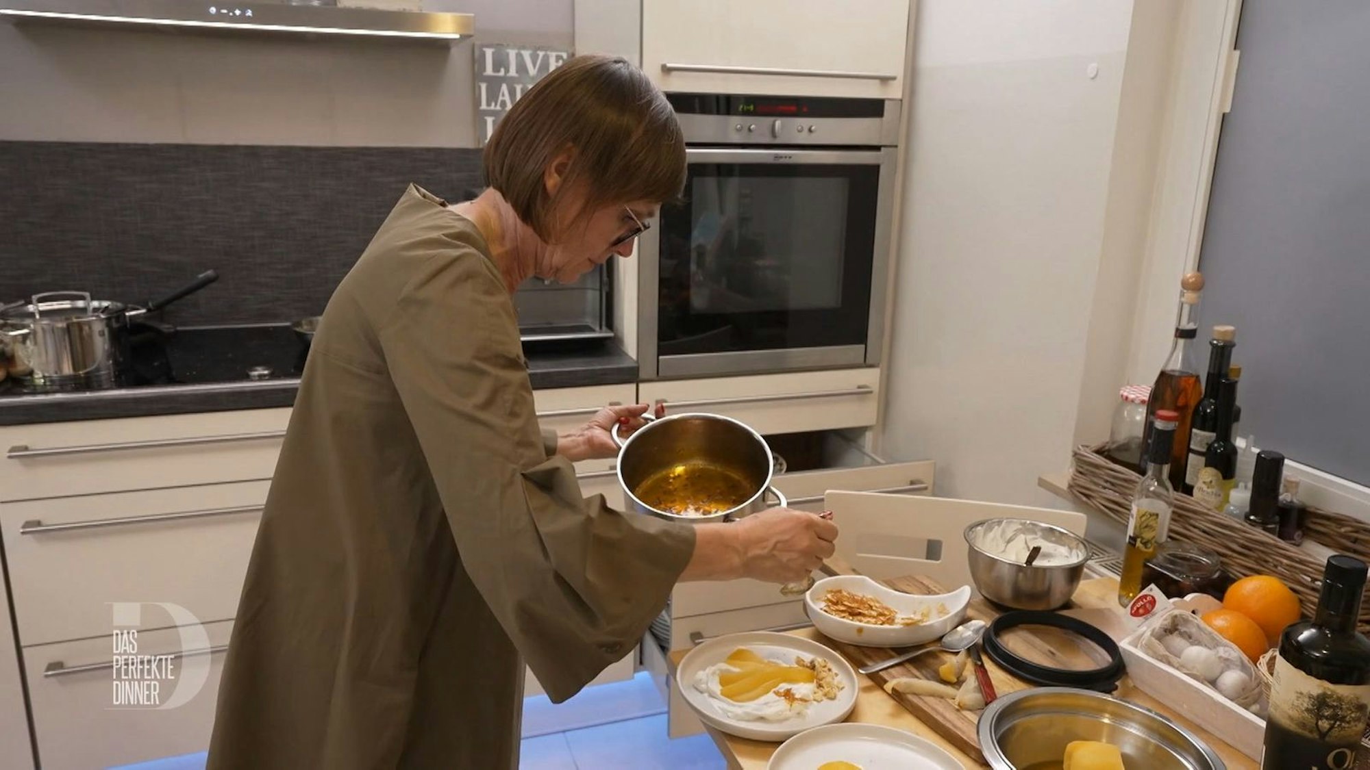 Die pochierte Birne drapiert Jasna kreativ auf die Mascarpone-Creme.
(Bild: RTL)